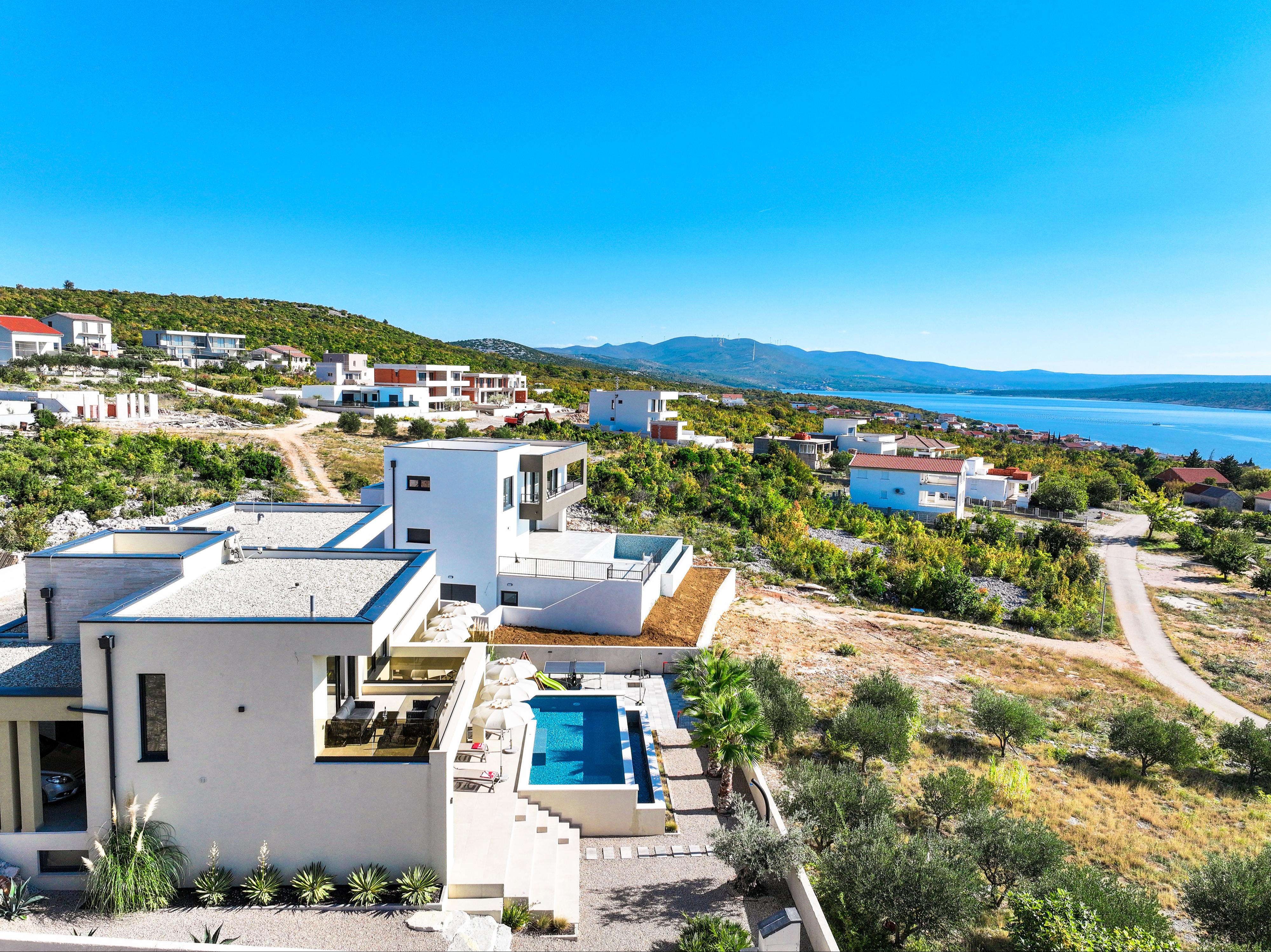 Moderne Villa mit Pool und Meerblick