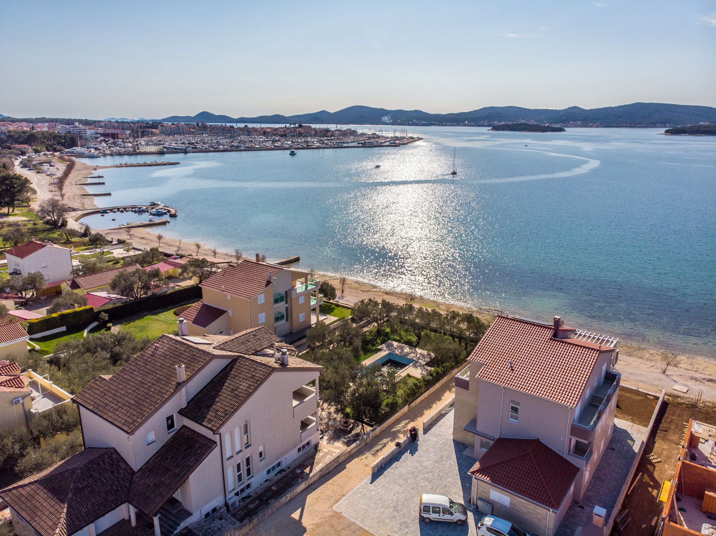 Moderne geräumige Ferienwohnung direkt am Strand in Biograd