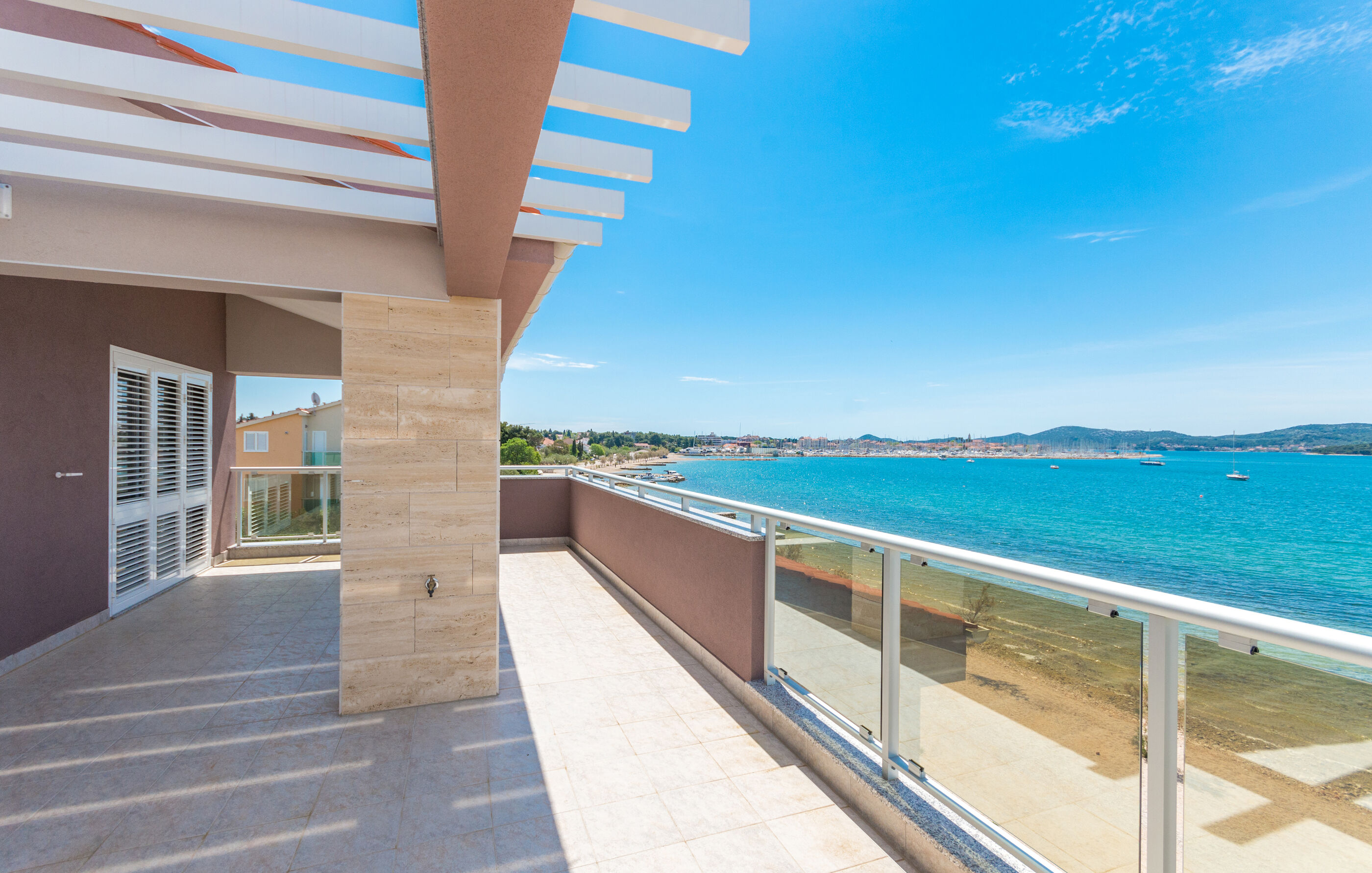 Moderne geräumige Ferienwohnung direkt am Strand in Biograd