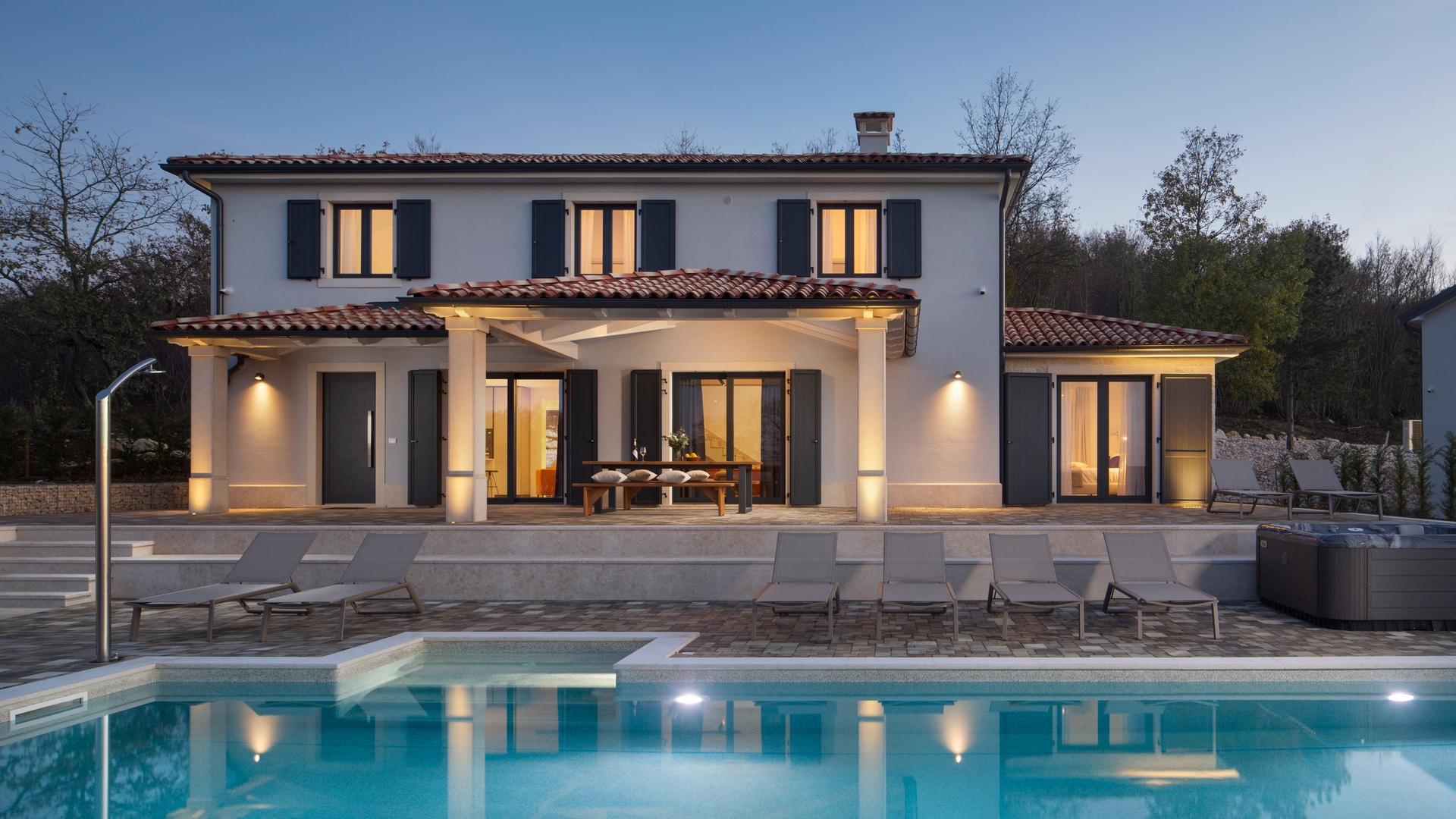 Bezaubernde Villa mit Pool und Whirlpool