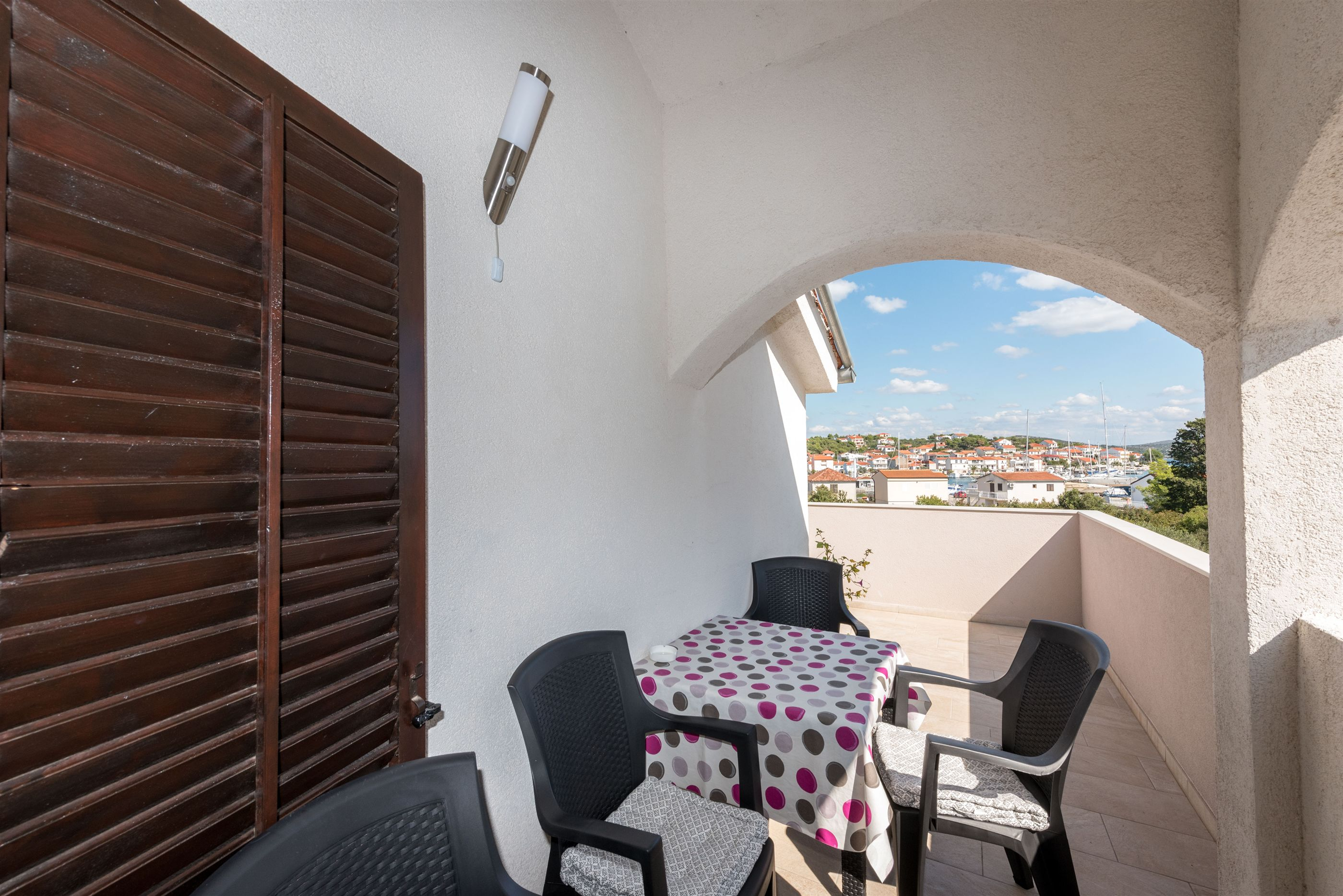 Ferienwohnung in Jezera mit Klima, Sat-TV, Meerblick