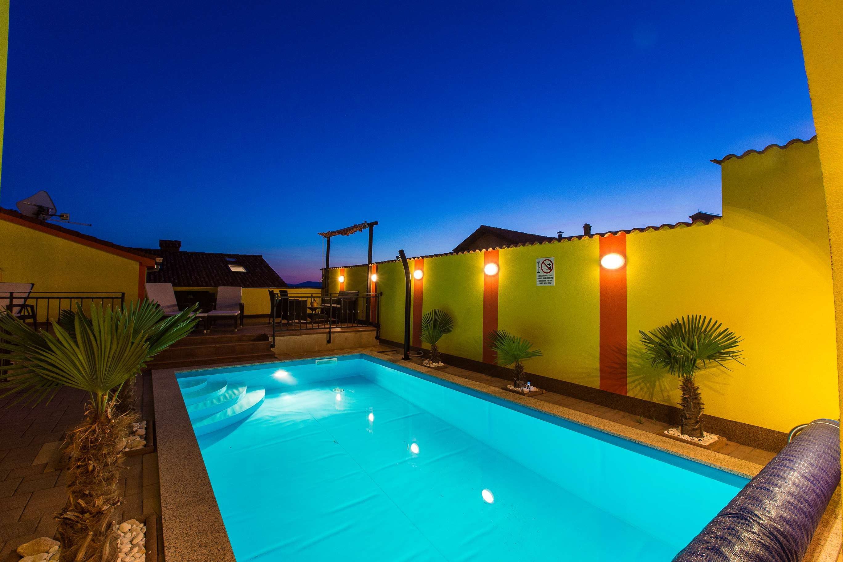 Bunte Ferienwohung mit Swimmingpool auf 45m², Klima & Meerblick