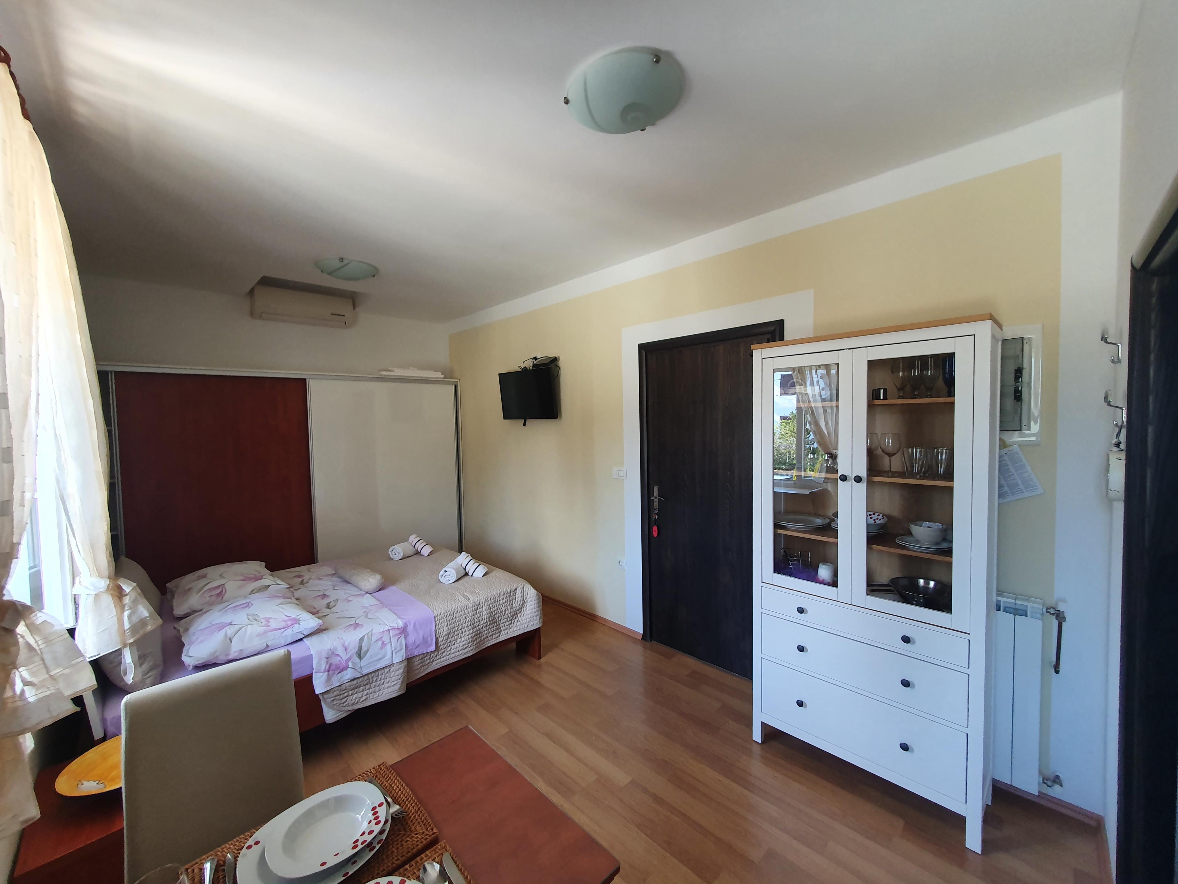 21 m² großes Studio mit Klima, Sat-TV & Internet - neu eingerich