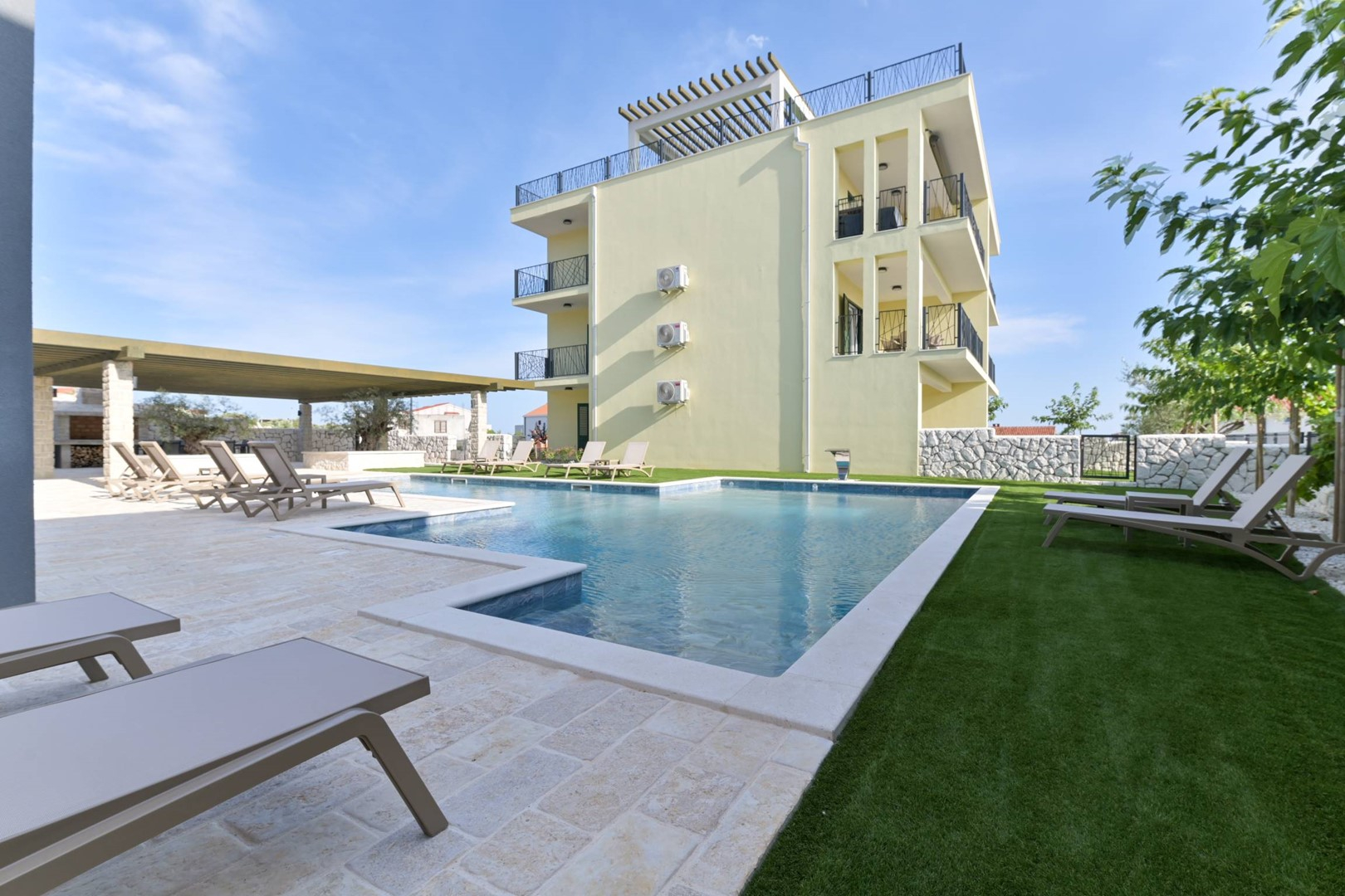 Fewo mit Pool , Terrasse & Balkon
