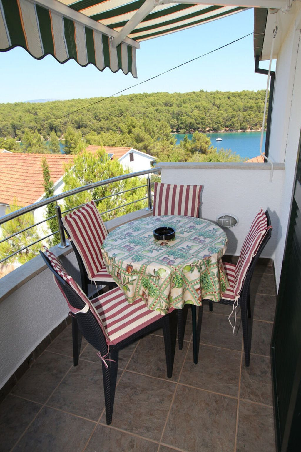 Ferienwohnung in Vrboska mit Klima, Sat-TV, Meerblick