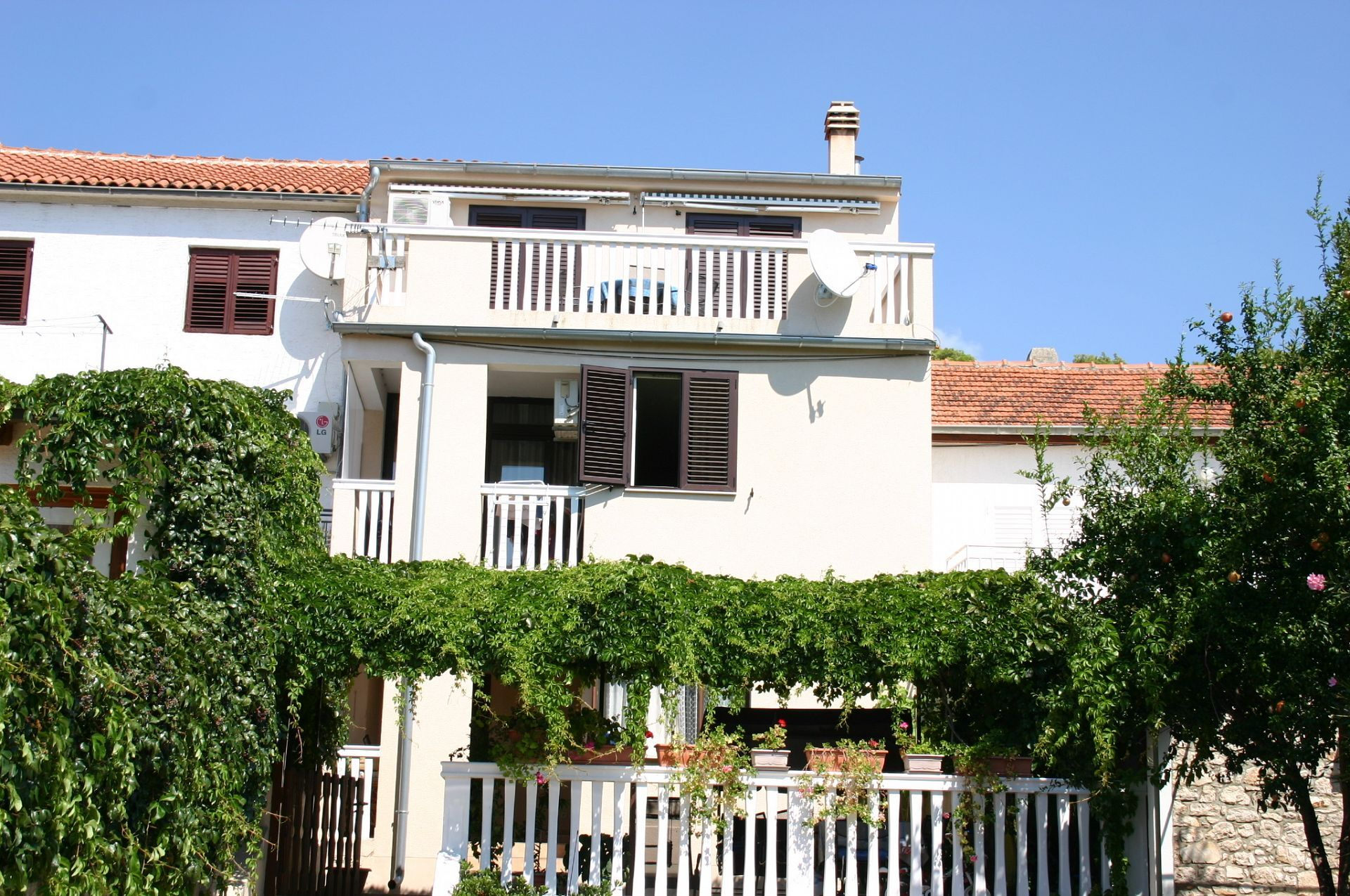 Ferienwohnung in Tisno mit Klima, Sat-TV, Meerblick