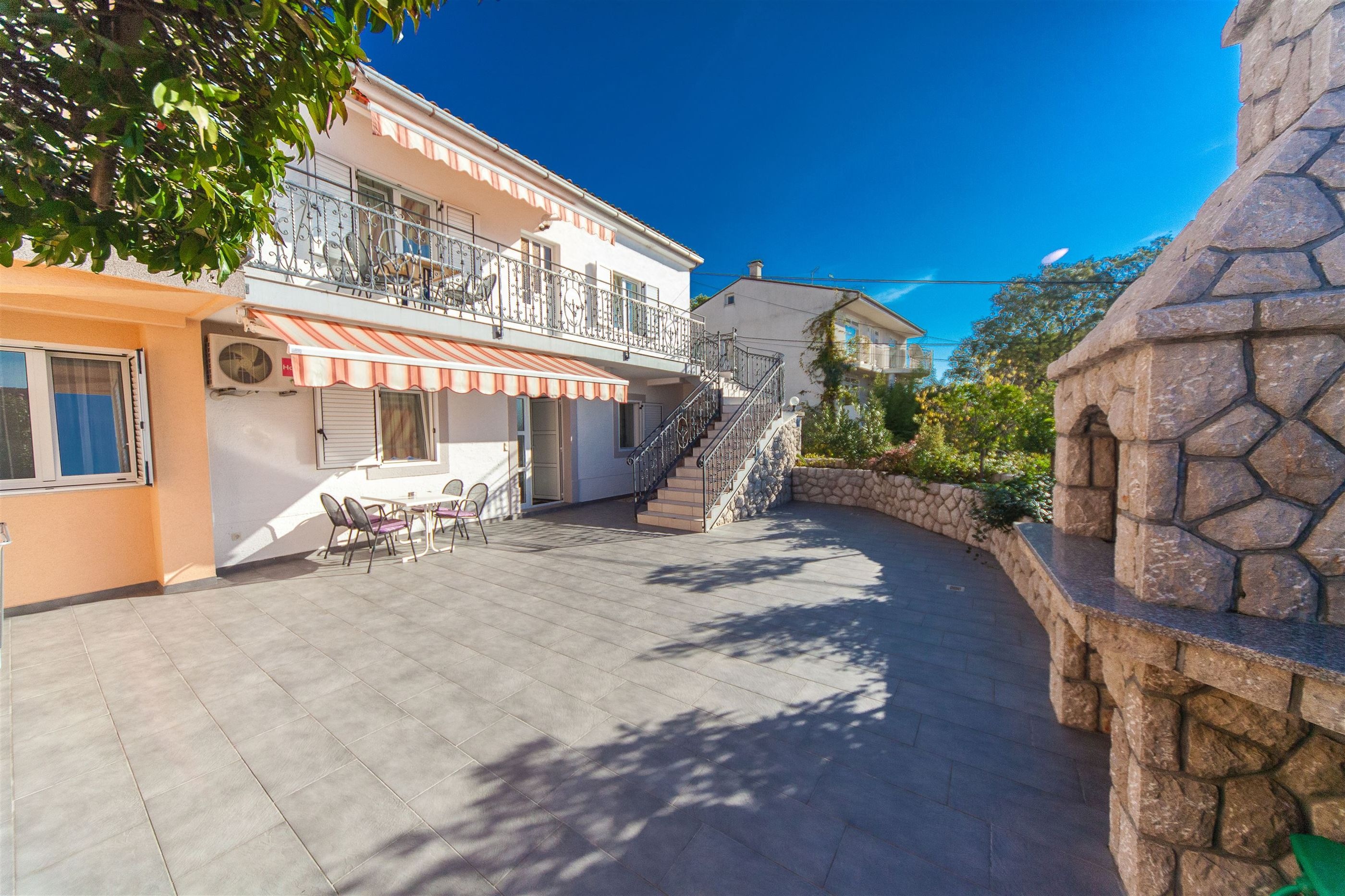 Modern wohnen auf 45 m² im EG incl. Klima, Internet, Terrasse, Sat-TV