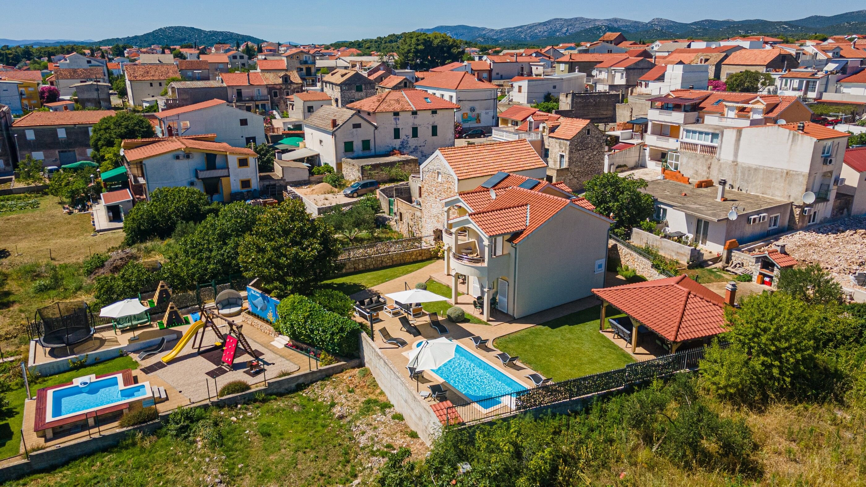 Haus in Pirovac mit Klima, Internet, Grill