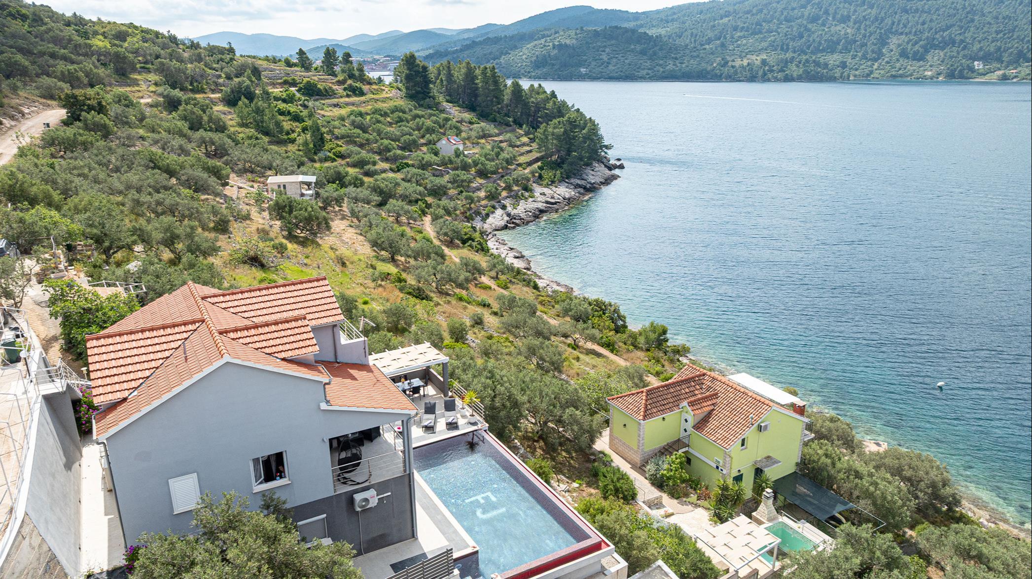 Villa direkt am Meer mit Außenpool und Meerblick