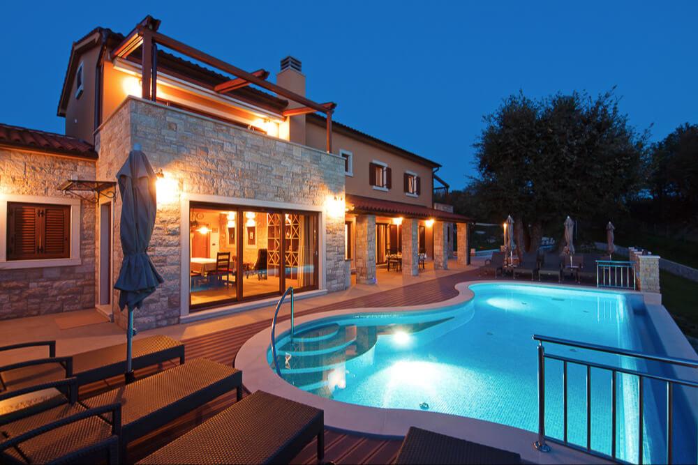 Luxusvilla mit Pool, Tennisplatz, Terrasse & Natur
