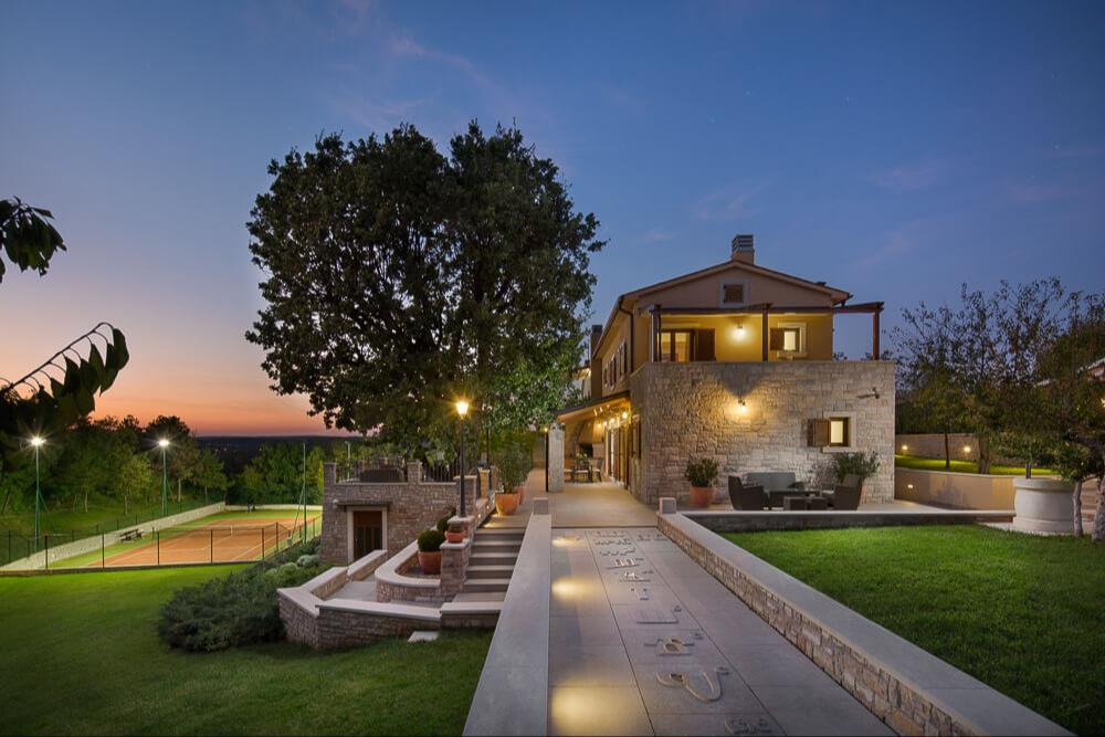 Luxusvilla mit Pool, Tennisplatz, Terrasse & Natur
