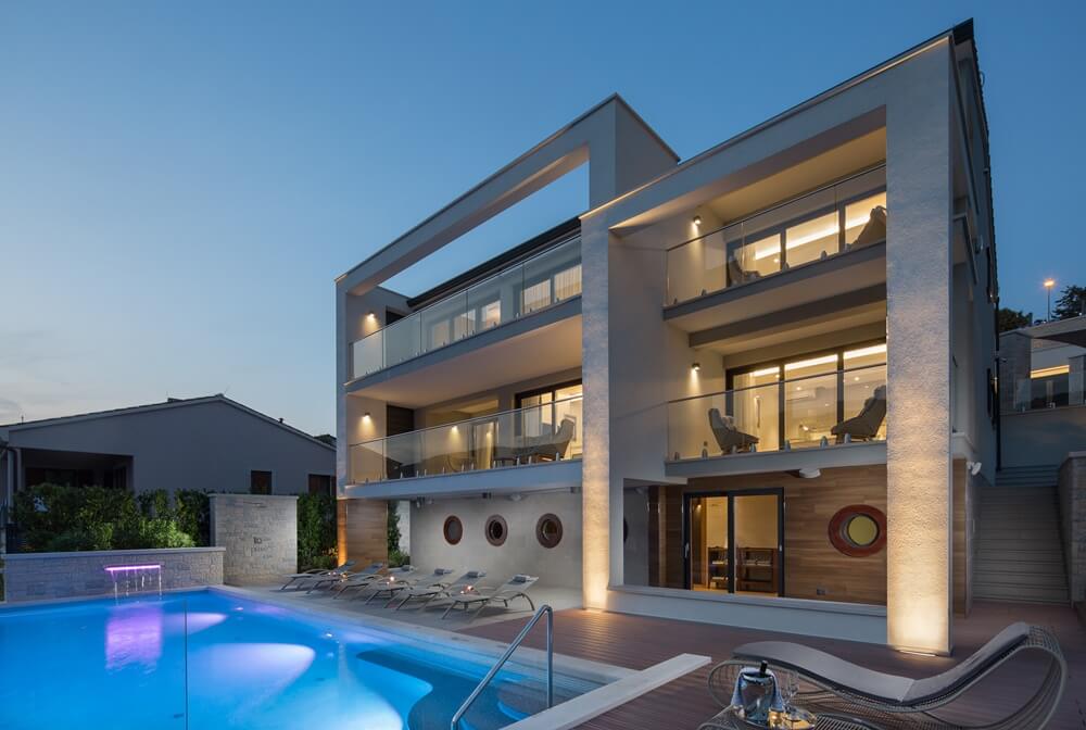 Luxusviilla mit Pool direkt am Meer
