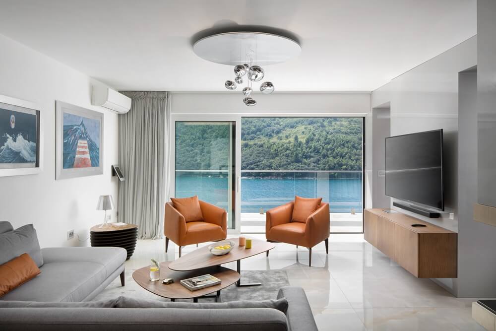 Luxusviilla mit Pool direkt am Meer