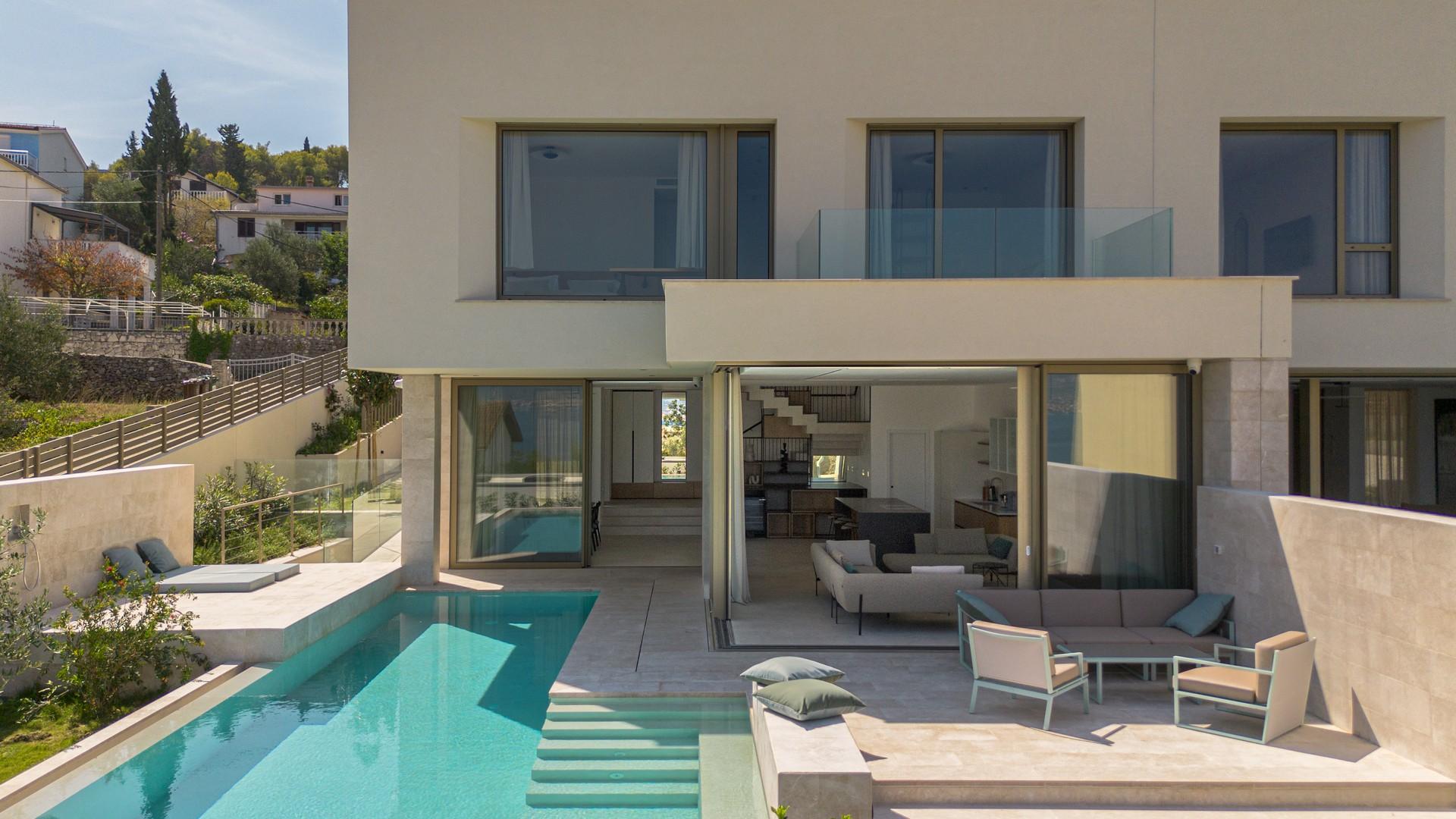 Luxuriöse und elegante Ferienvilla mit Pool