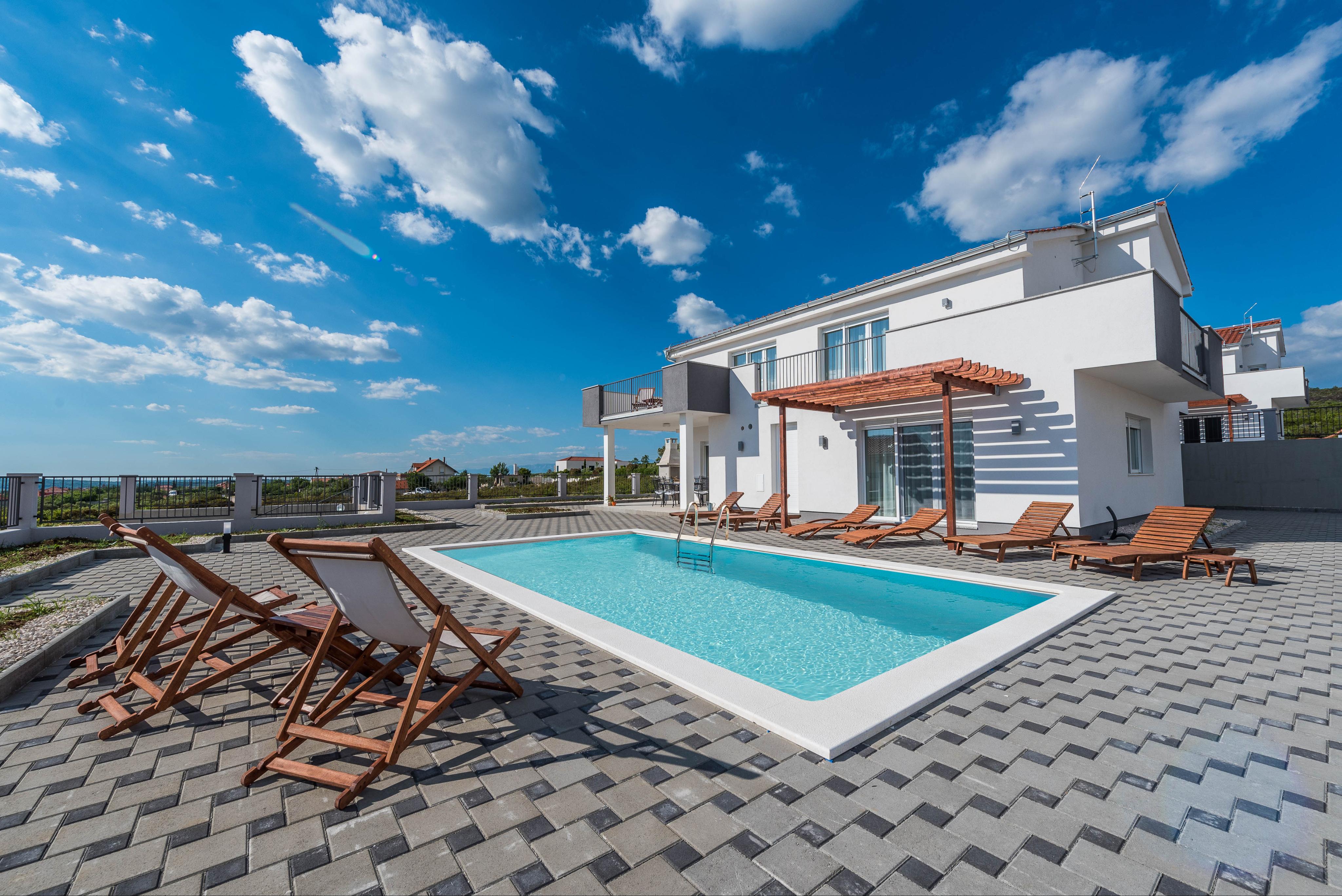 Vierzimmer Villa mit privatem Pool und Meerblick