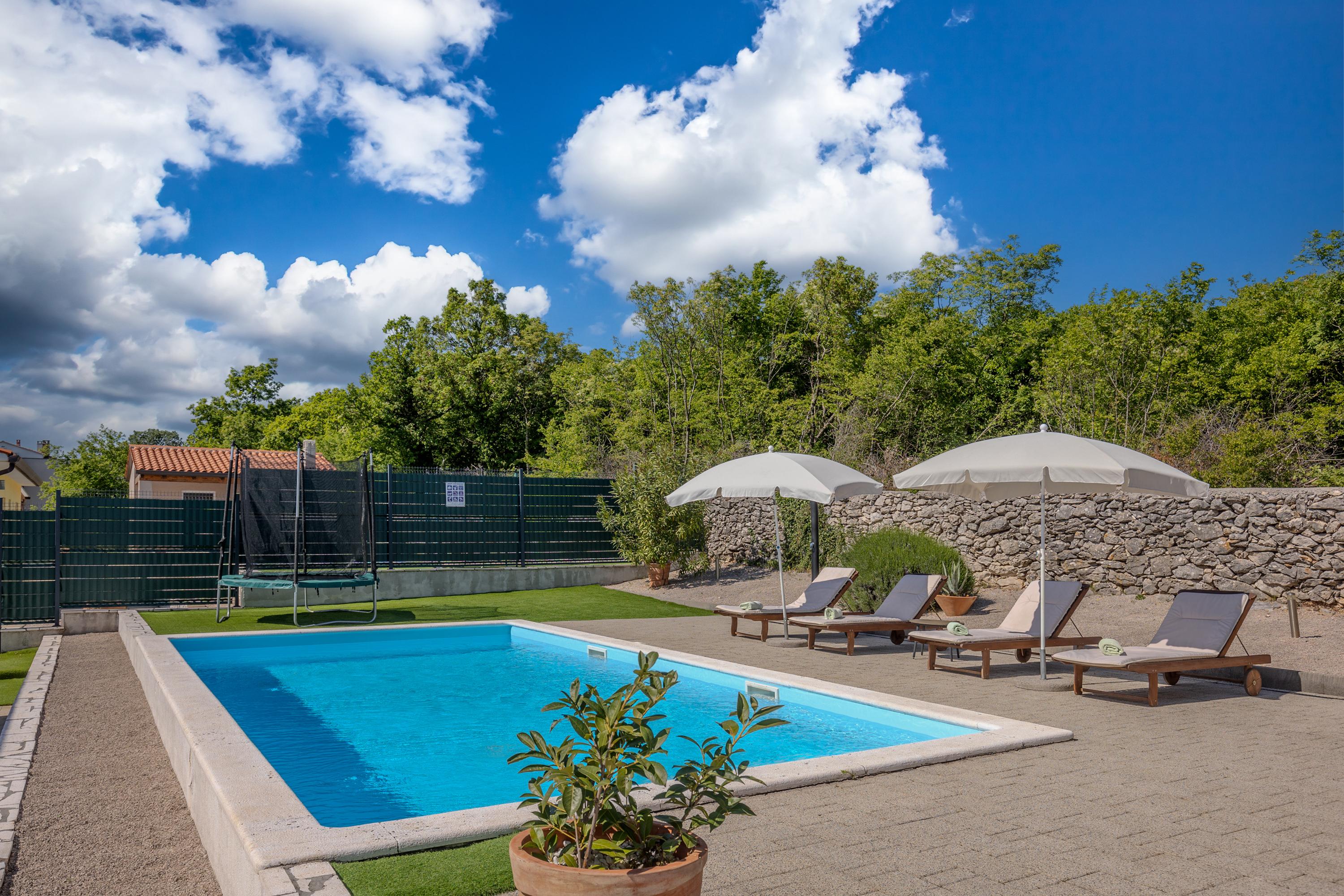 Genießen Sie die Tage am Pool in diesem schönen Ferienhaus