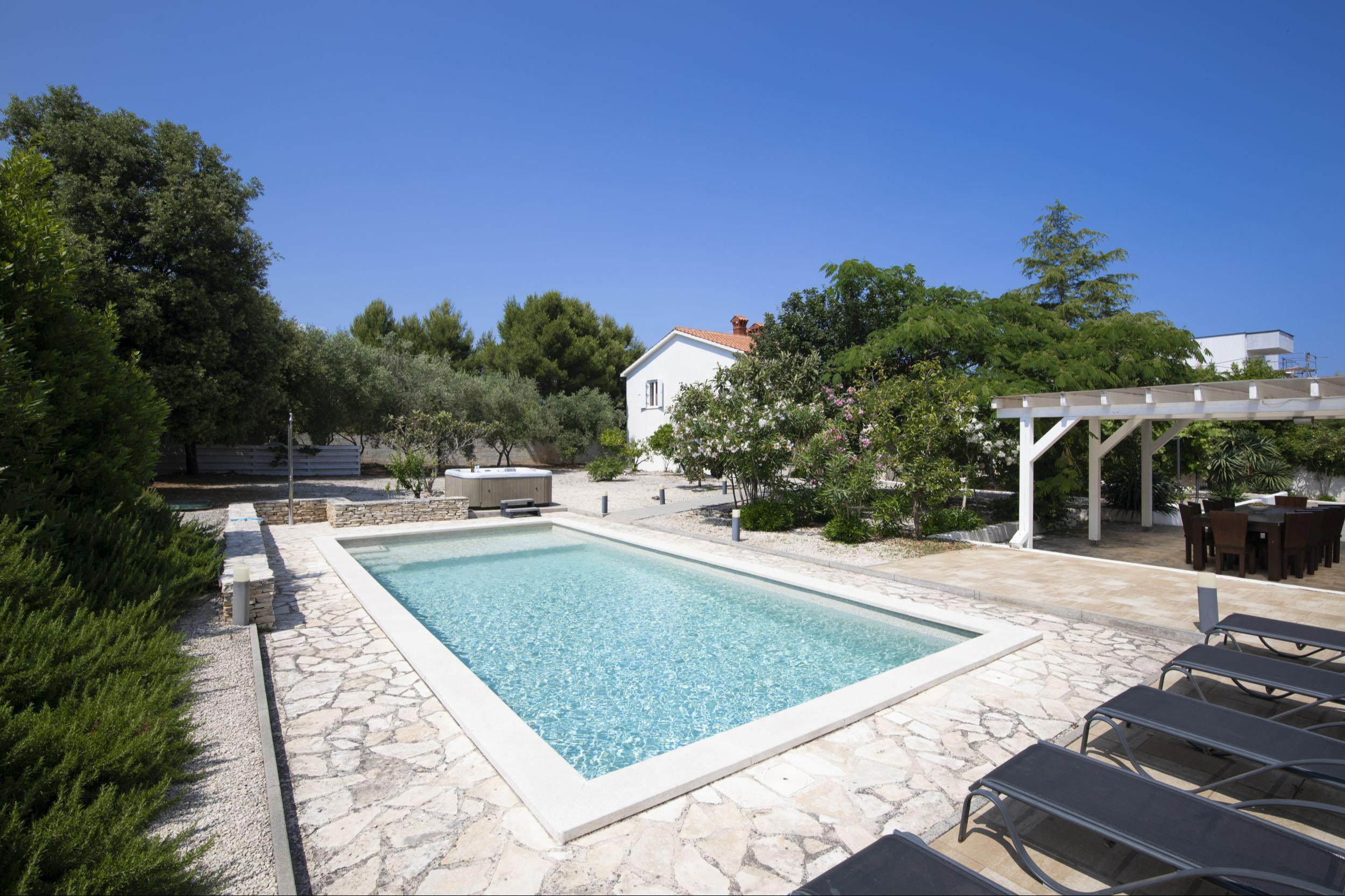 Schöne Villa mit Pool und Whirlpool