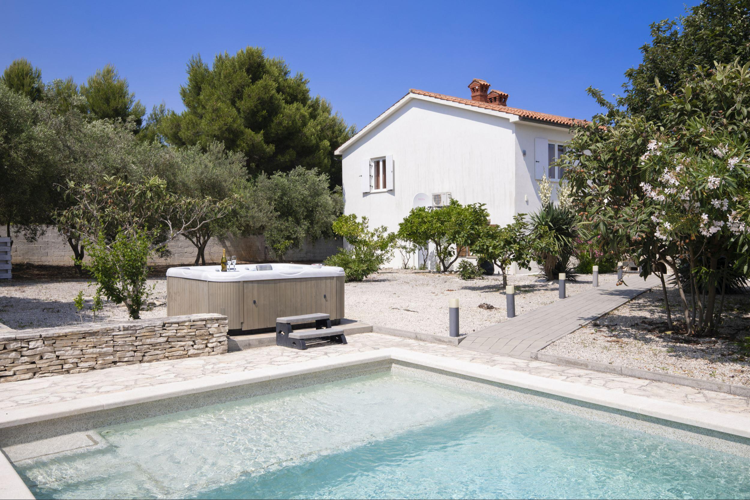 Schöne Villa mit Pool und Whirlpool