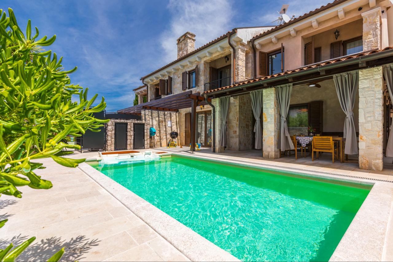 Villa mit beheiztem Privatpool in Strandnähe