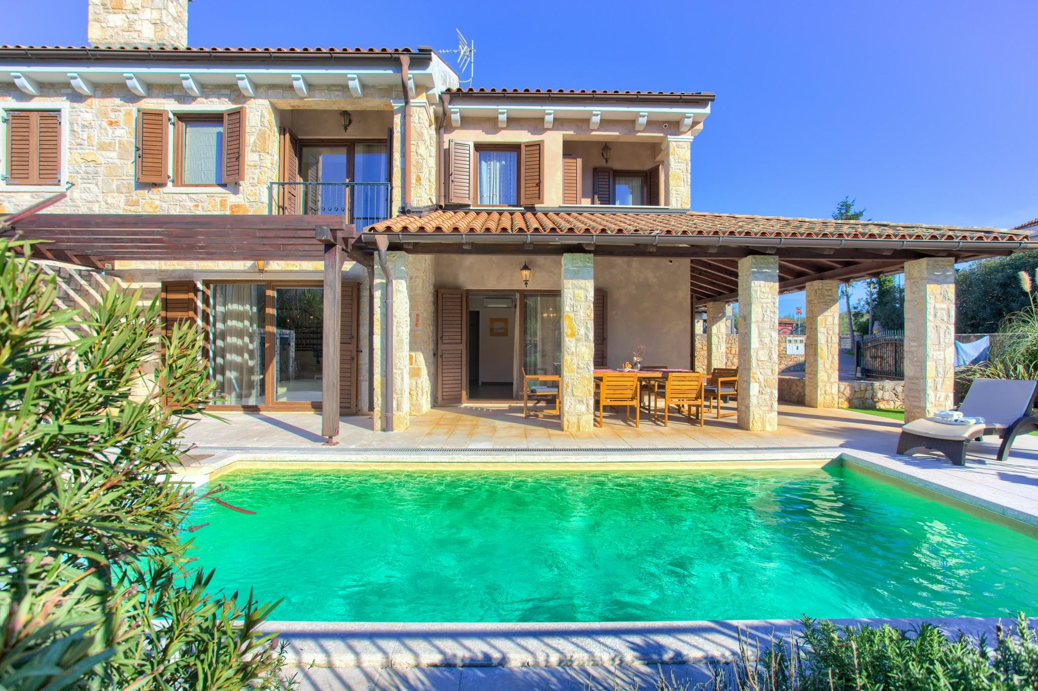Villa mit beheiztem Privatpool in Strandnähe
