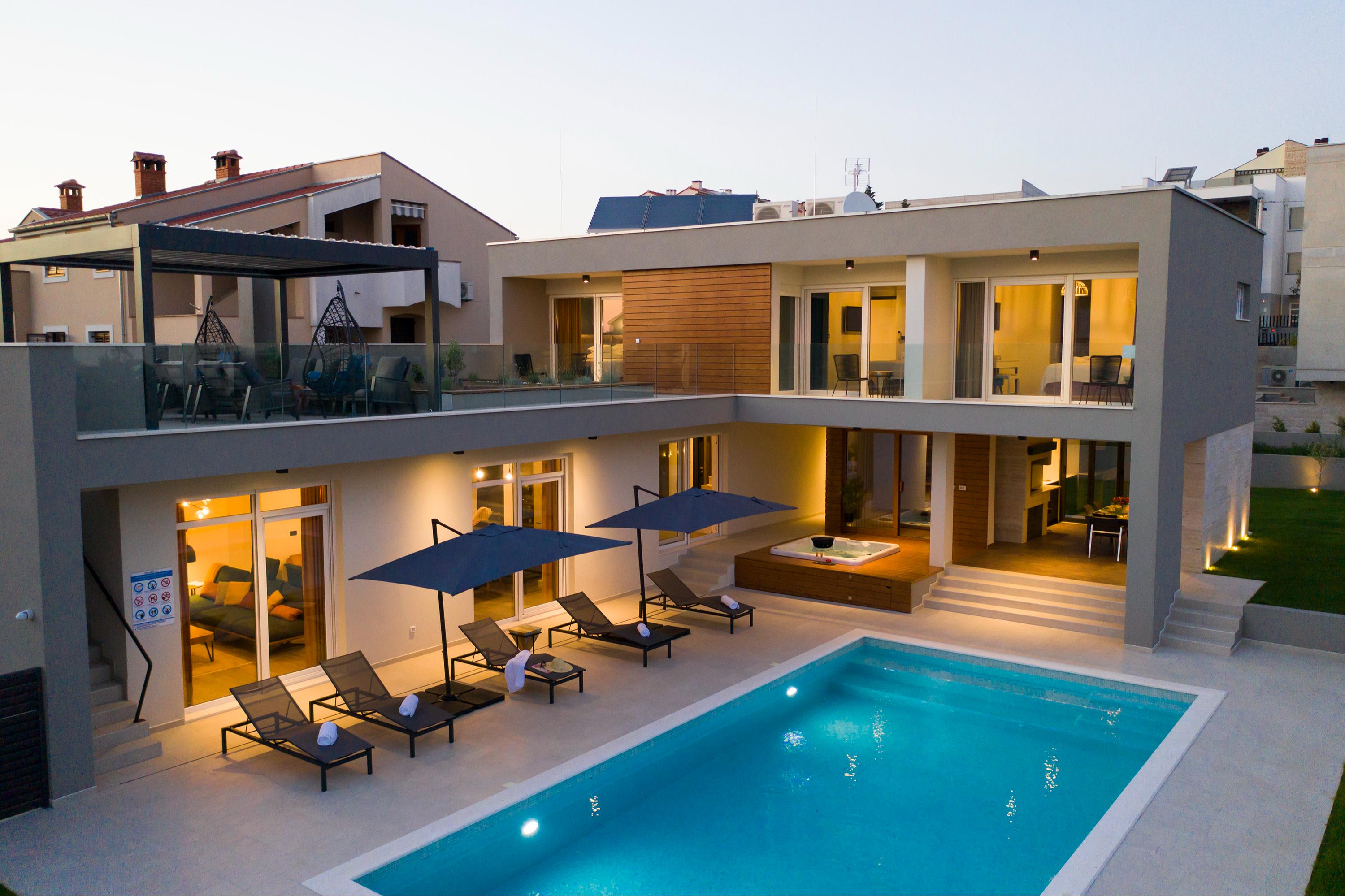Villa mit beheizten Pool und Sauna in Zadar