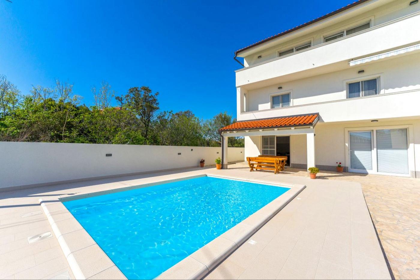 Apartment mit zwei Schlafzimmern und Außenpool
