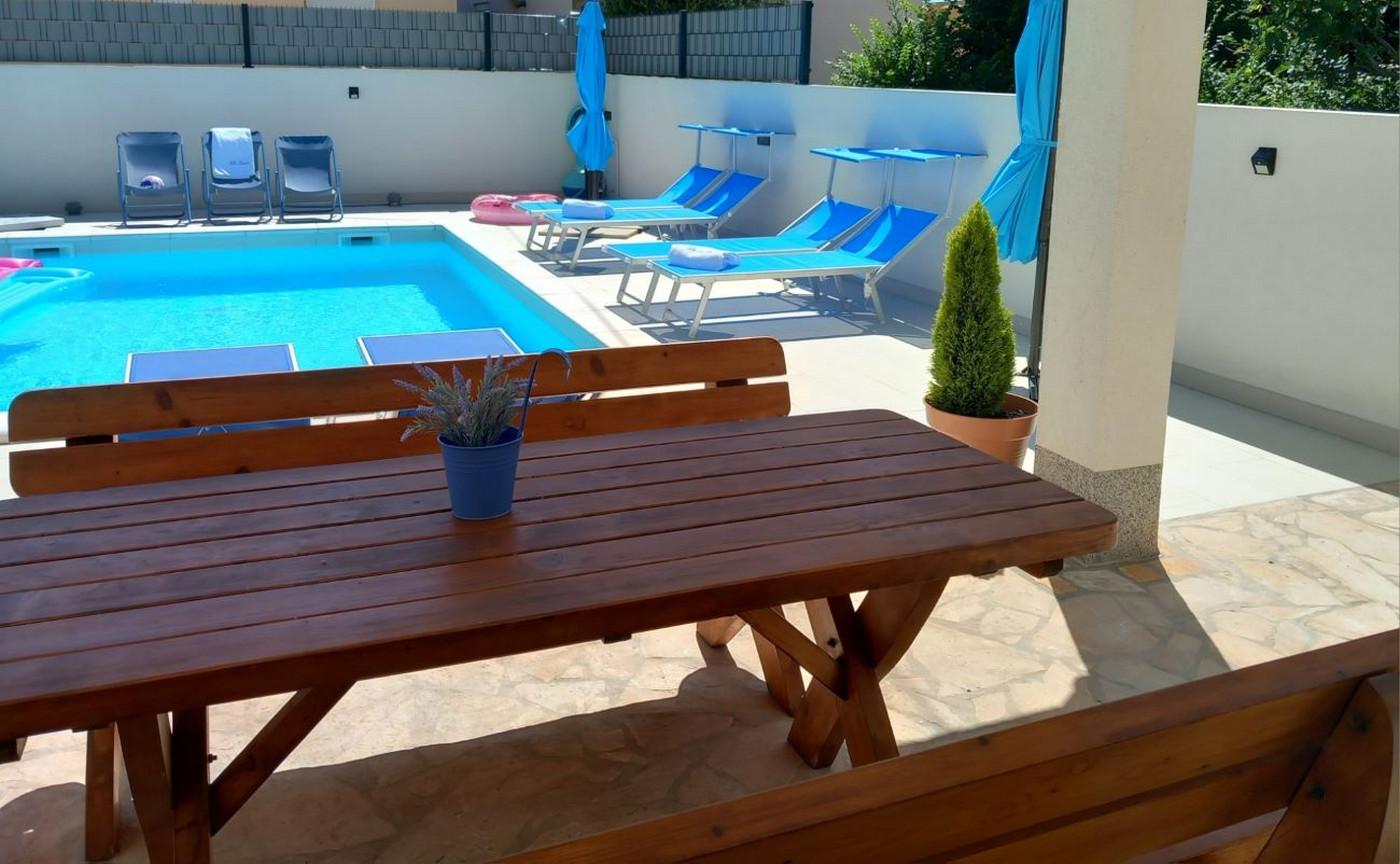 Apartment mit zwei Schlafzimmern und Außenpool