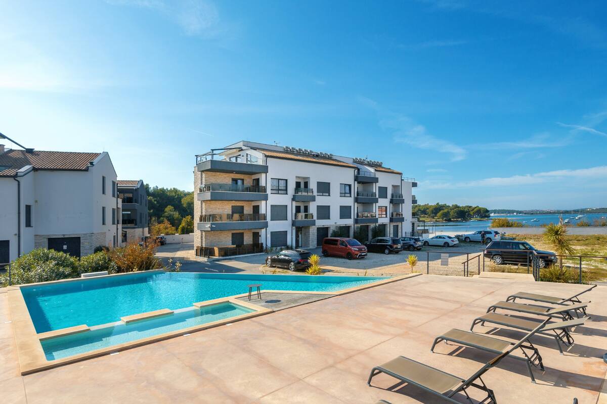 Apartment mit Pool und Meerblick in Medulin