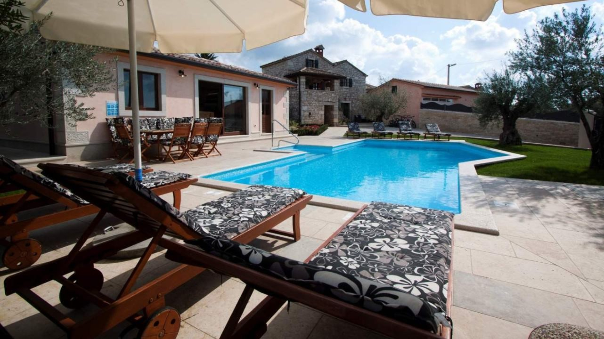 Authentische Villa mit Pool und Whirlpool