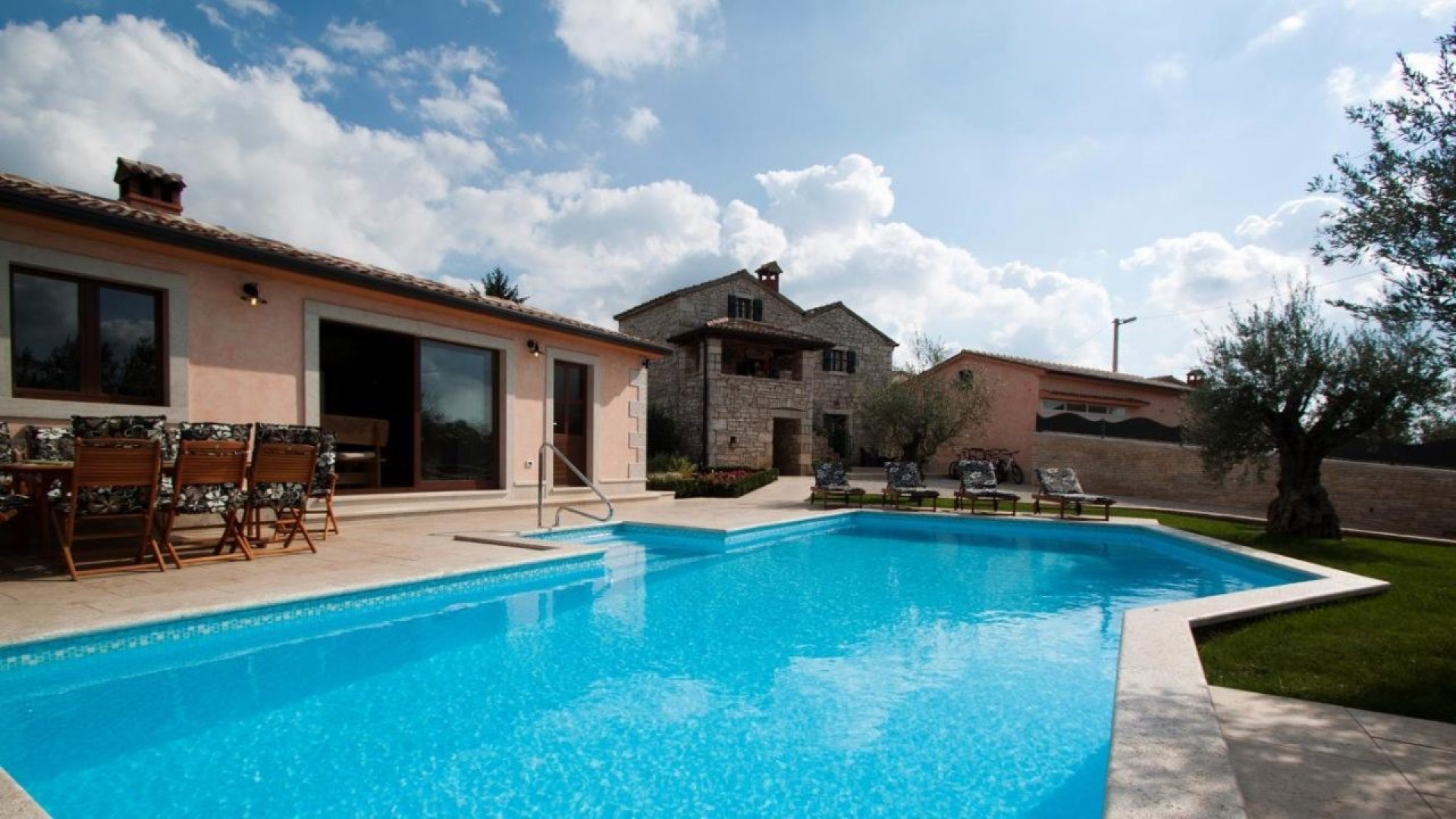 Authentische Villa mit Pool und Whirlpool