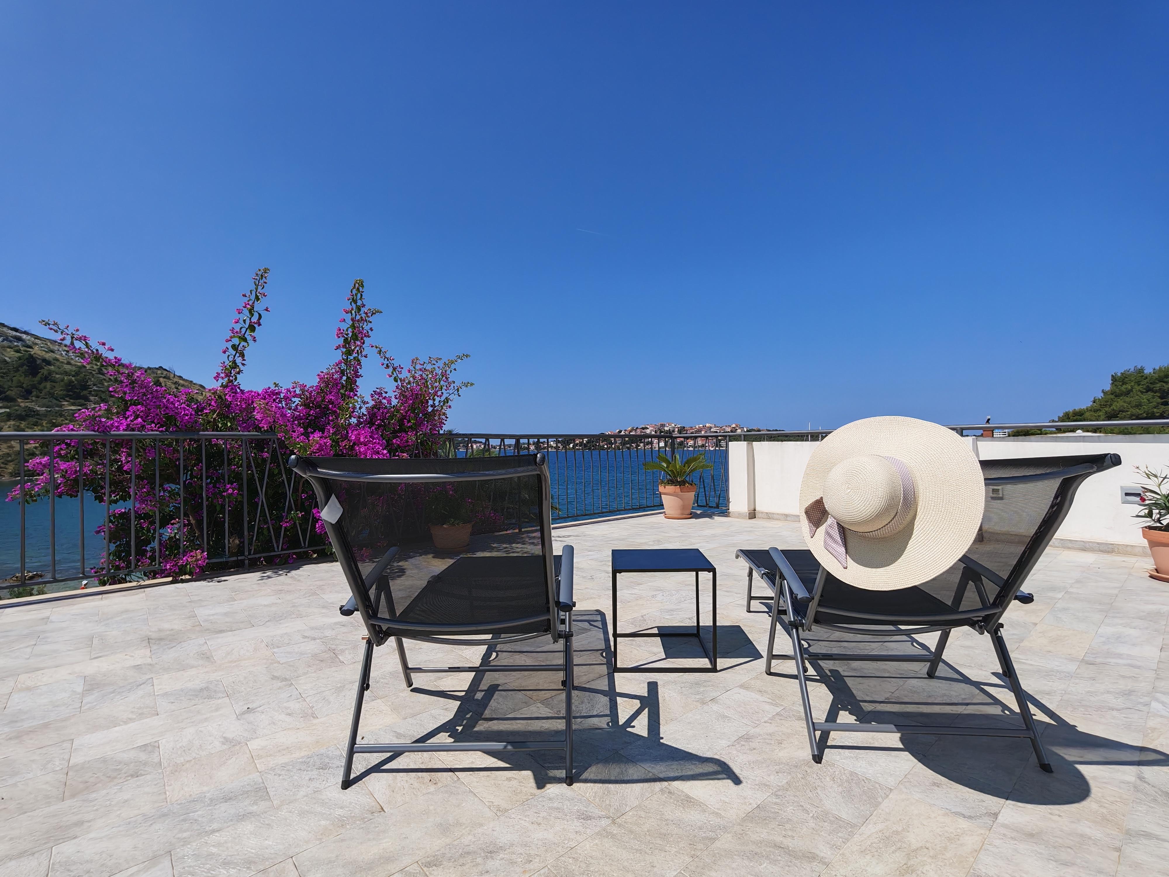 Haus mit Garten + Grill, Sat-TV und nur 5 m vom Kieselstrand entfernt!