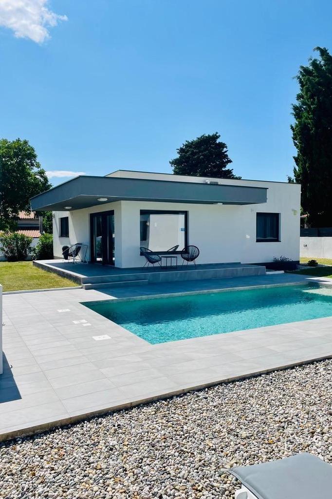 Modernes Ferienhaus mit Pool