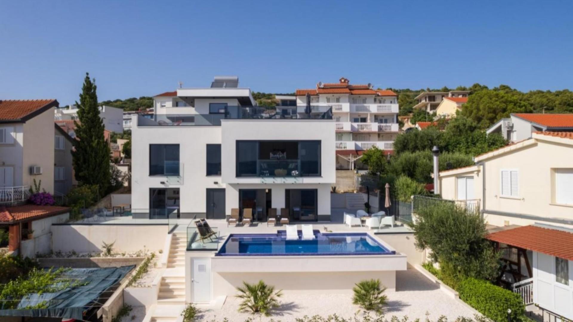 Luxus Villa mit Pool in Strandnähe