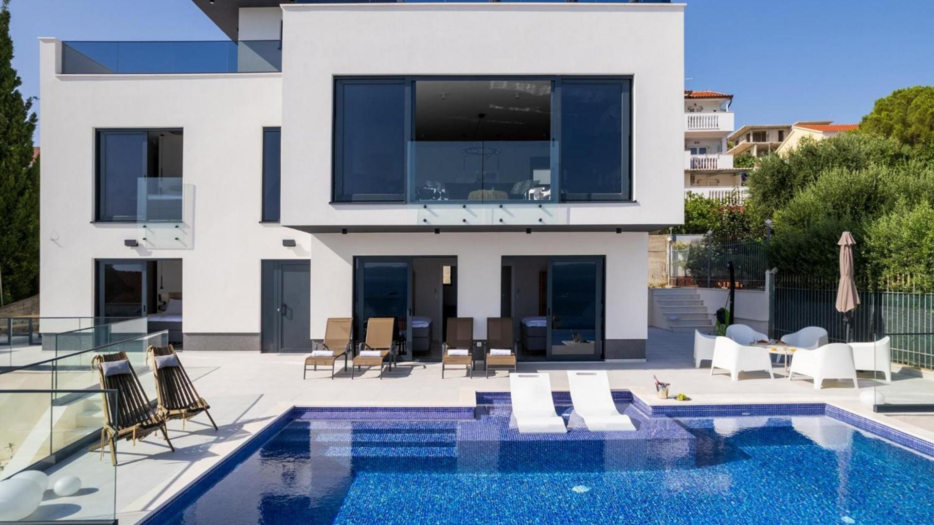 Luxus Villa mit Pool in Strandnähe