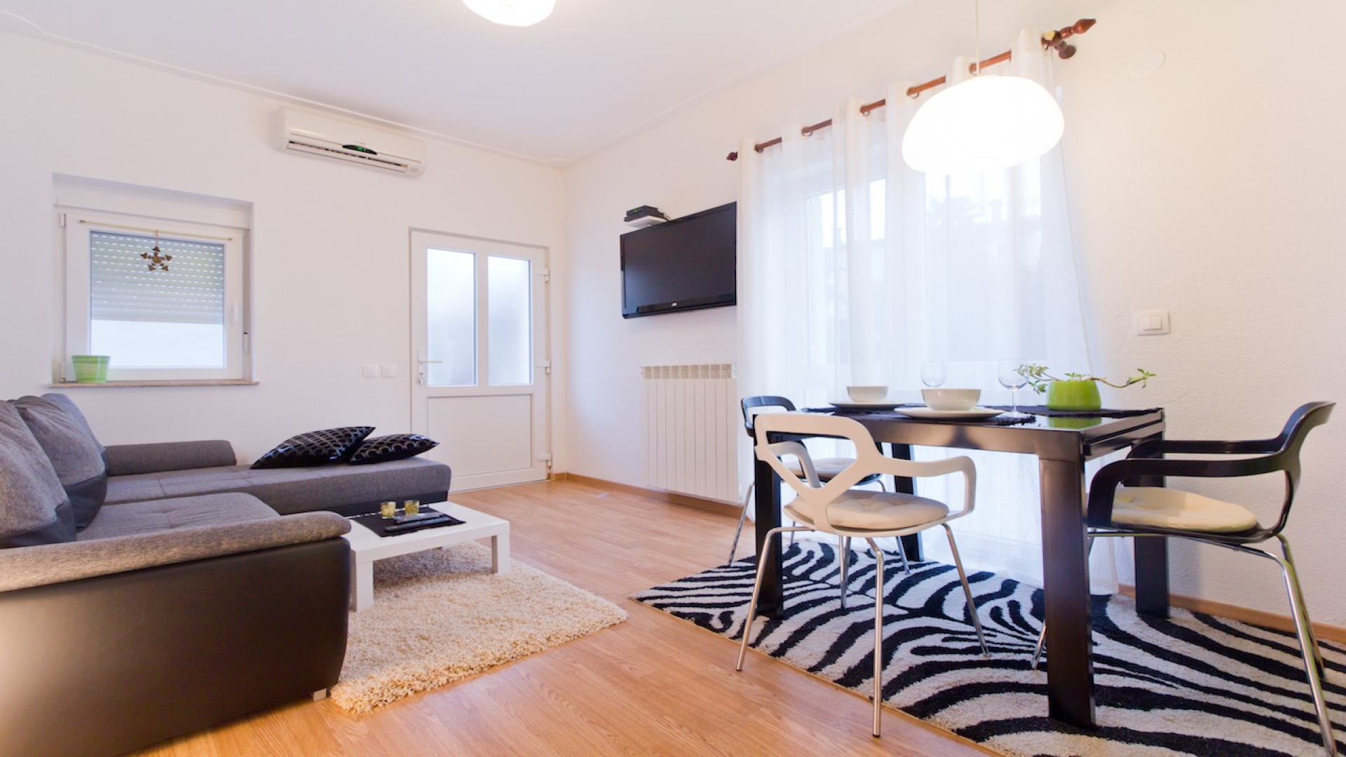 Beliebte voll ausgestattete moderne Wohnung mit einem Schlafzimmer 