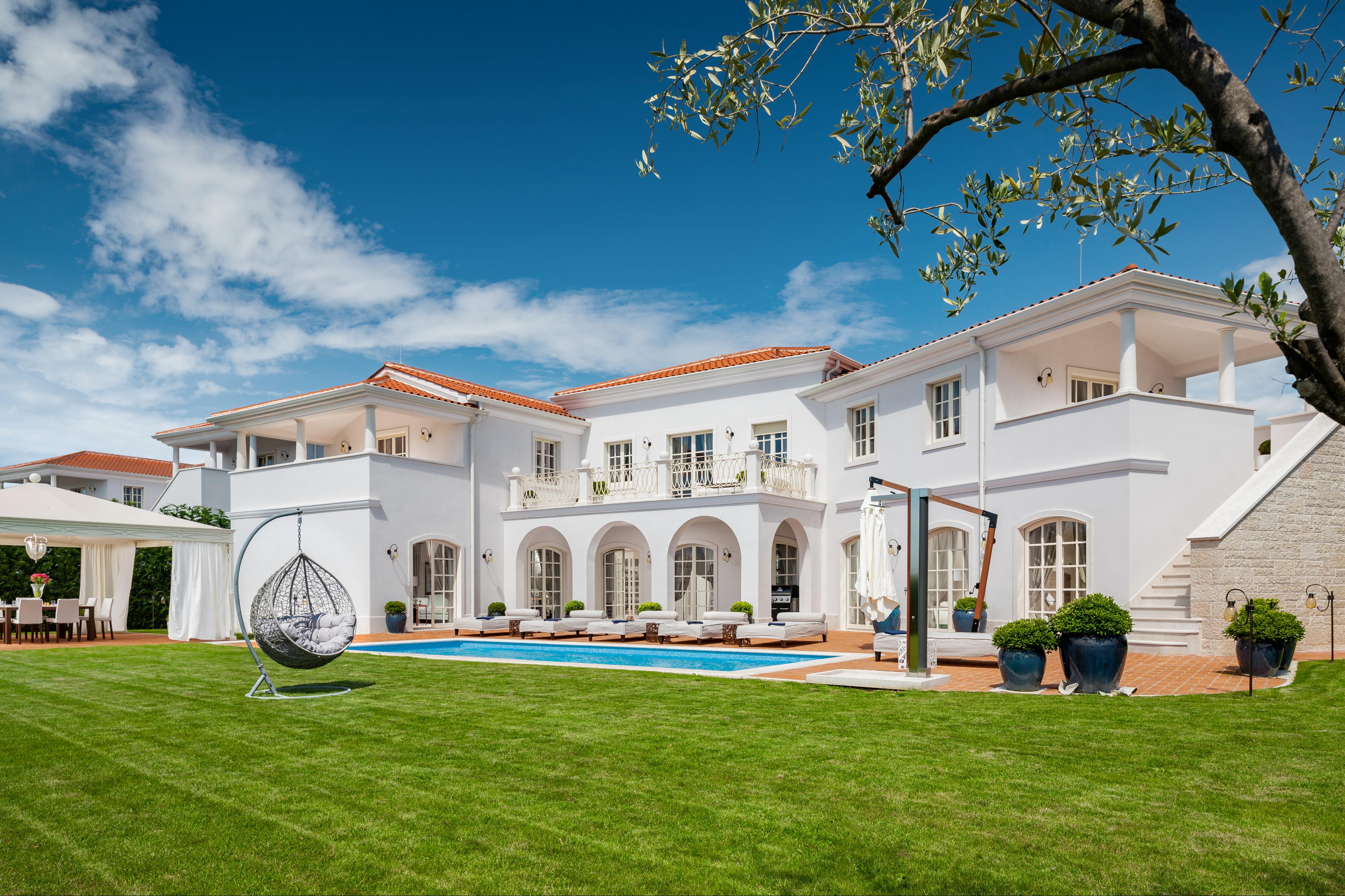 Eine luxuriöse und geräumige Villa mit Pool