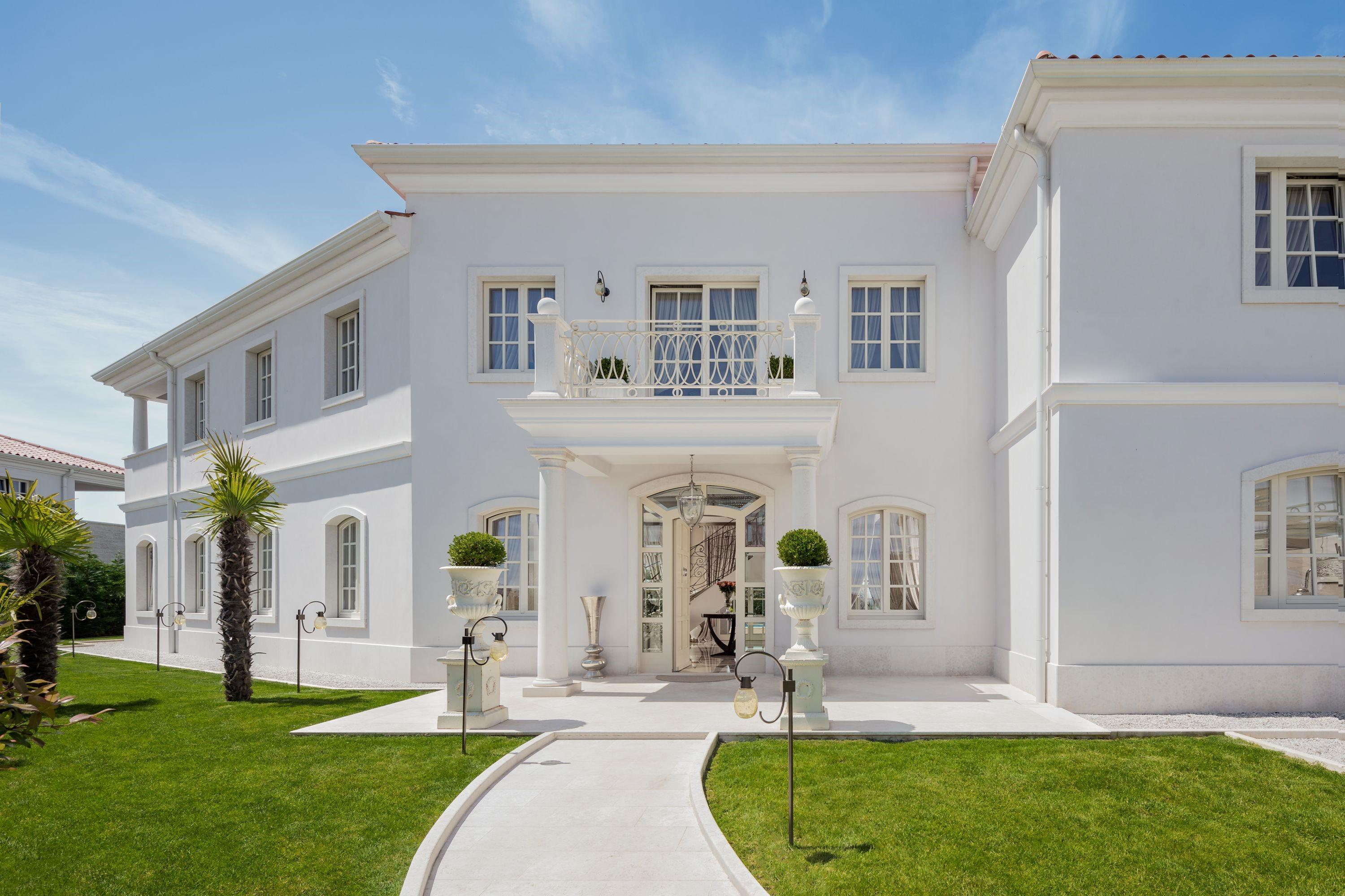 Eine luxuriöse und geräumige Villa mit Pool