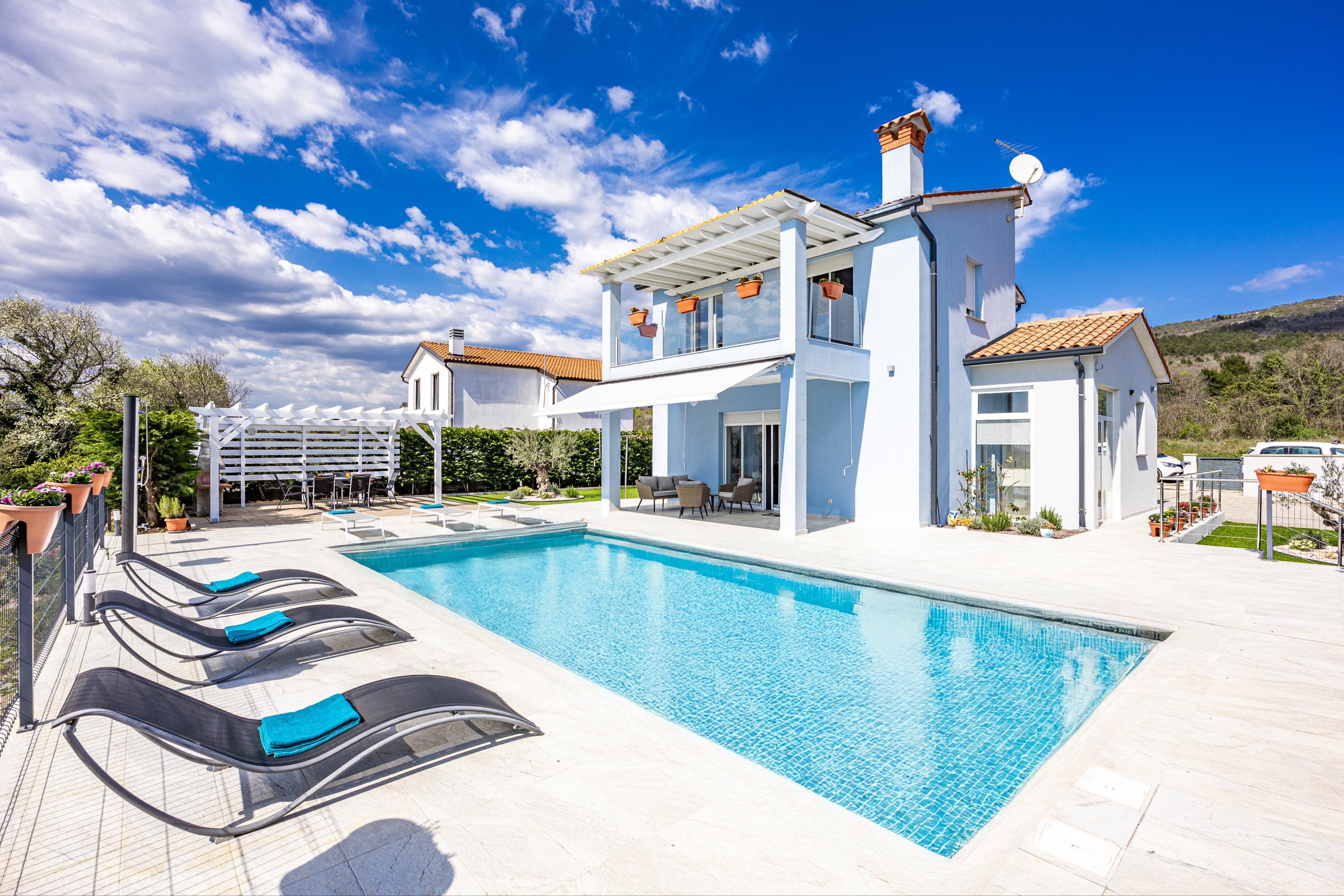 Moderne Villa mit privatem Pool und Meerblick