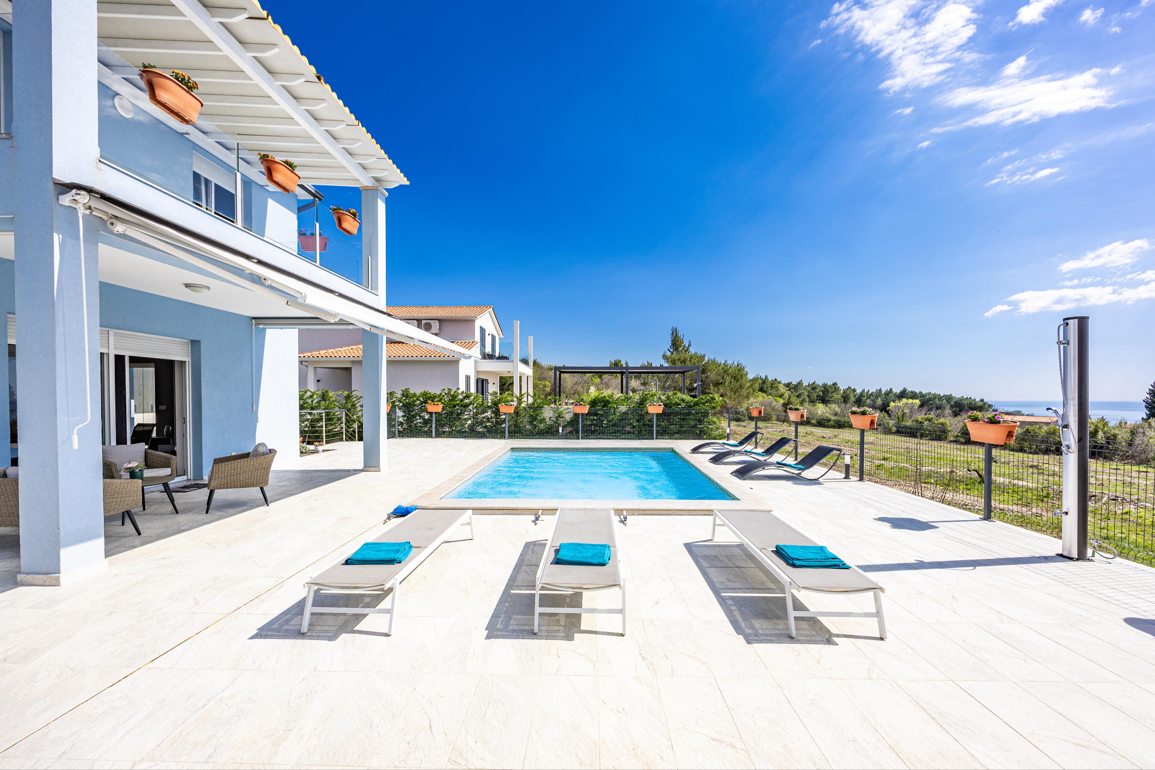 Moderne Villa mit privatem Pool und Meerblick