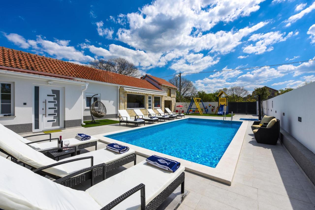 Villa mit beheiztem Pool und Fitnessstudio