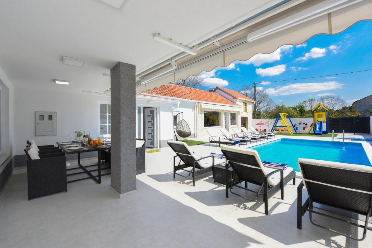 Villa mit beheiztem Pool und Fitnessstudio