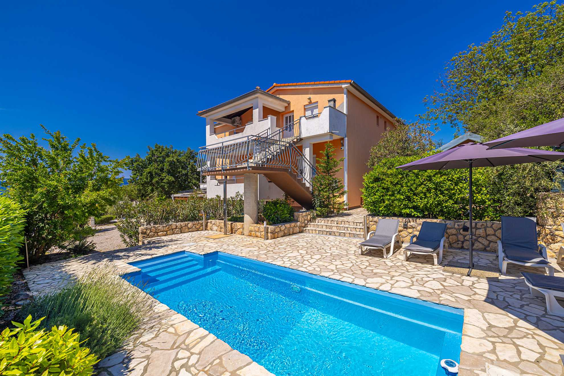 Fewo Pinezići mit Pool, Klima, Sat-TV, Meerblick, Internet und 