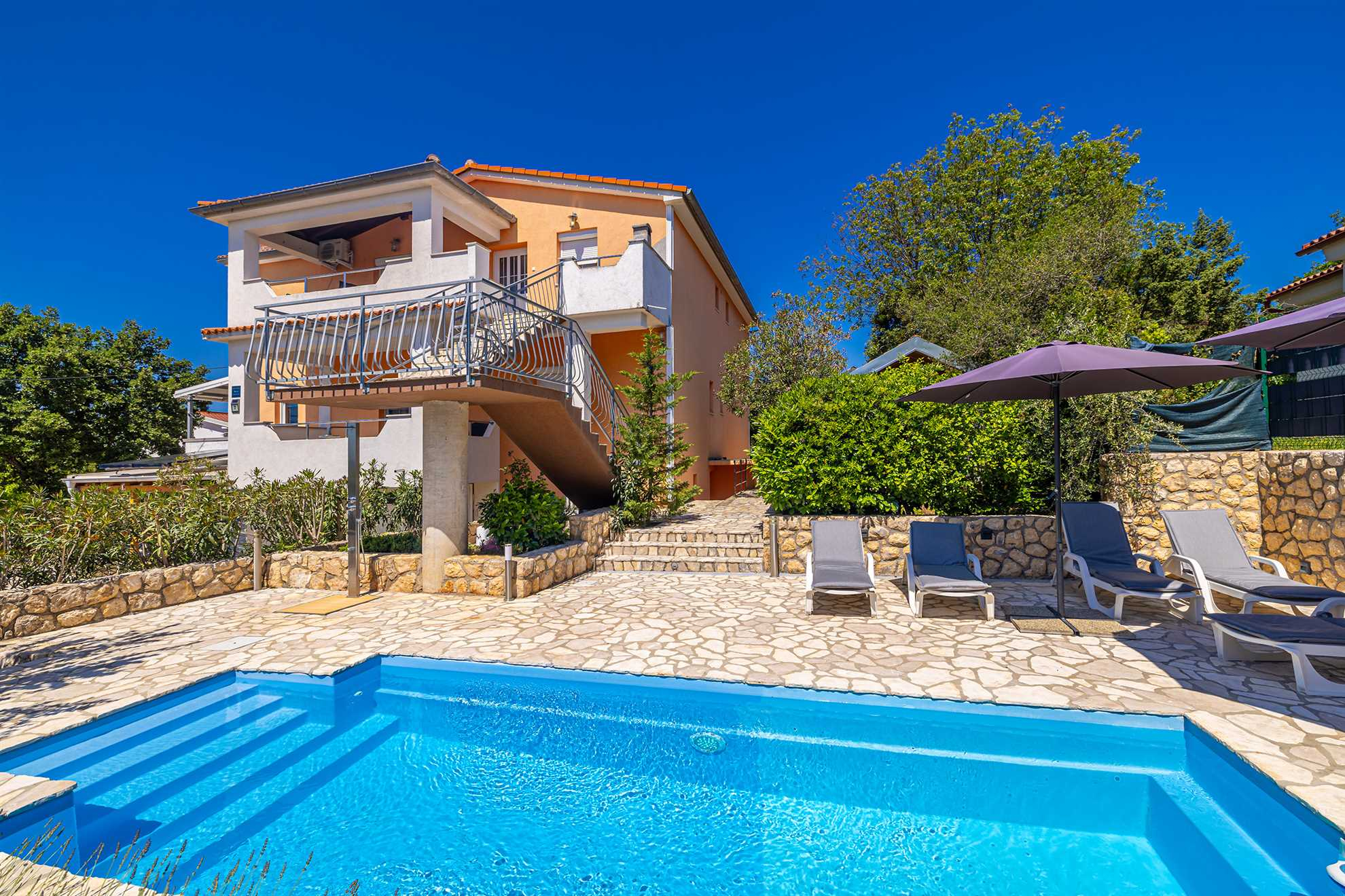 Fewo Pinezići mit Pool, Klima, Sat-TV, Meerblick, Internet und 