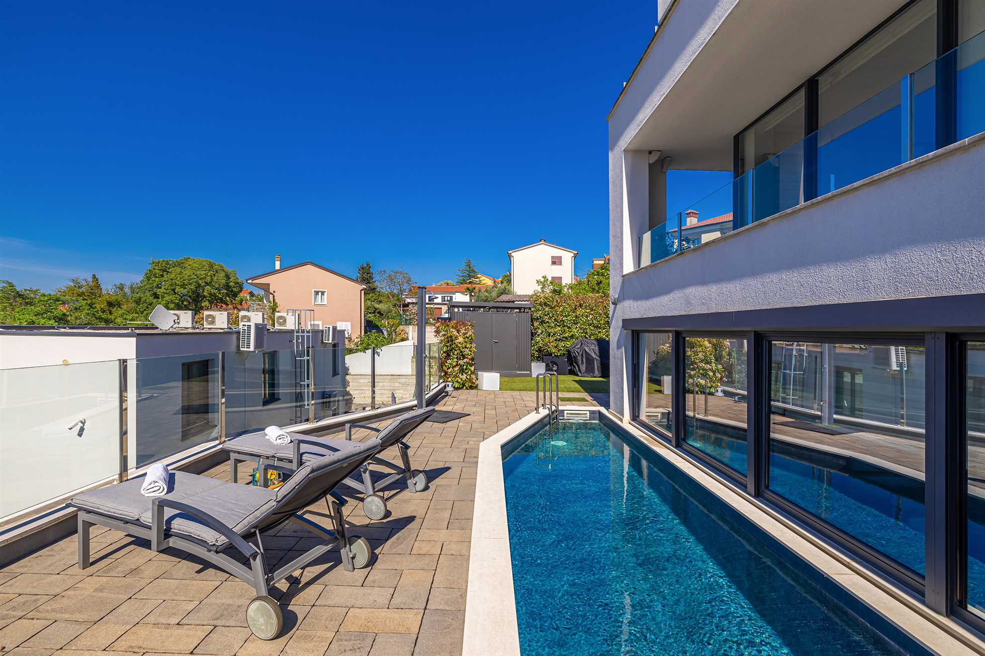 Ferienunterkunft mit Pool, Klima, Sat-TV, Meerblick, Internet, Gri