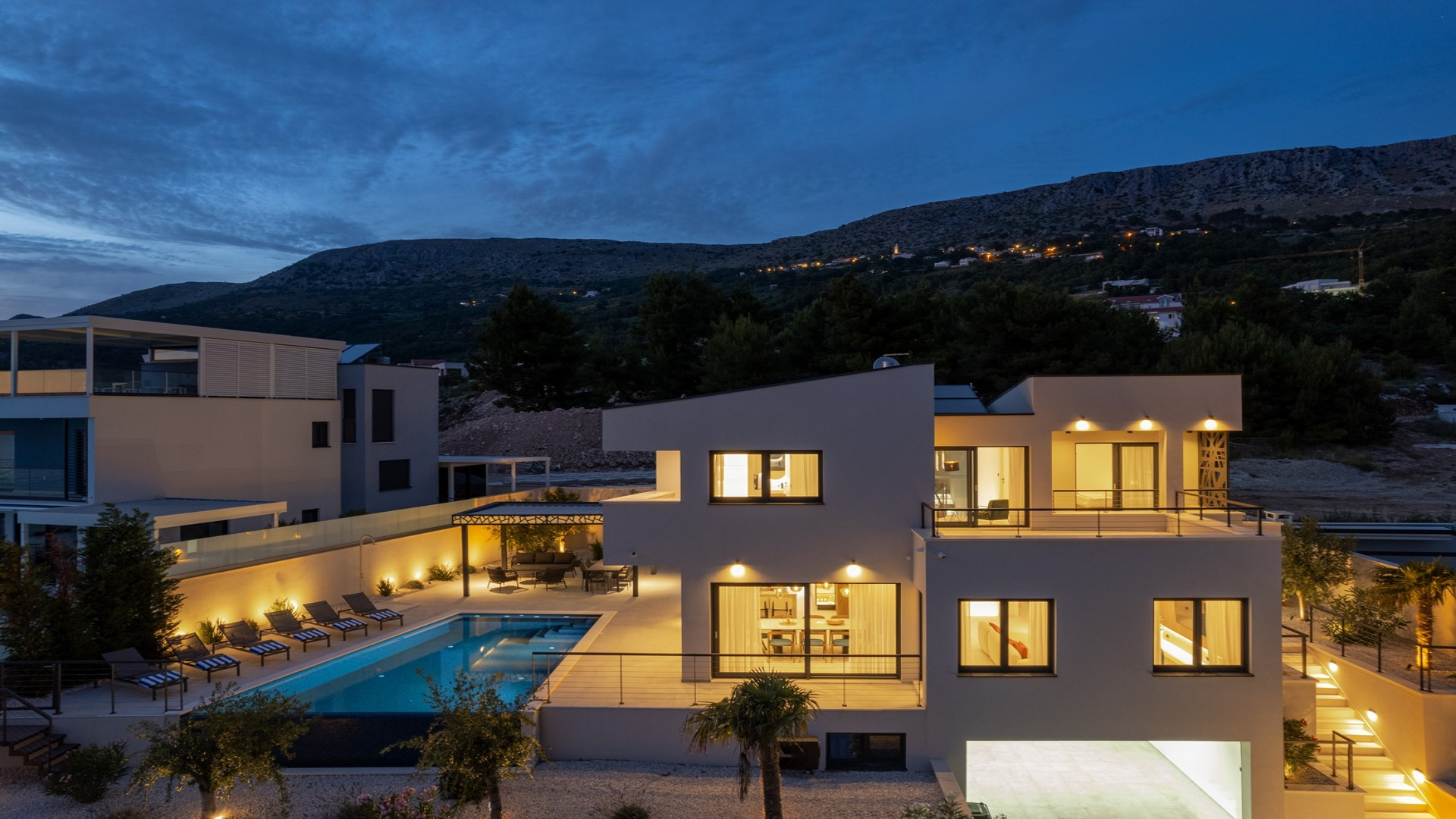Villa mit 4 Schlafzimmer mit eigenem Bad, beheizter 36 m² großer Pool