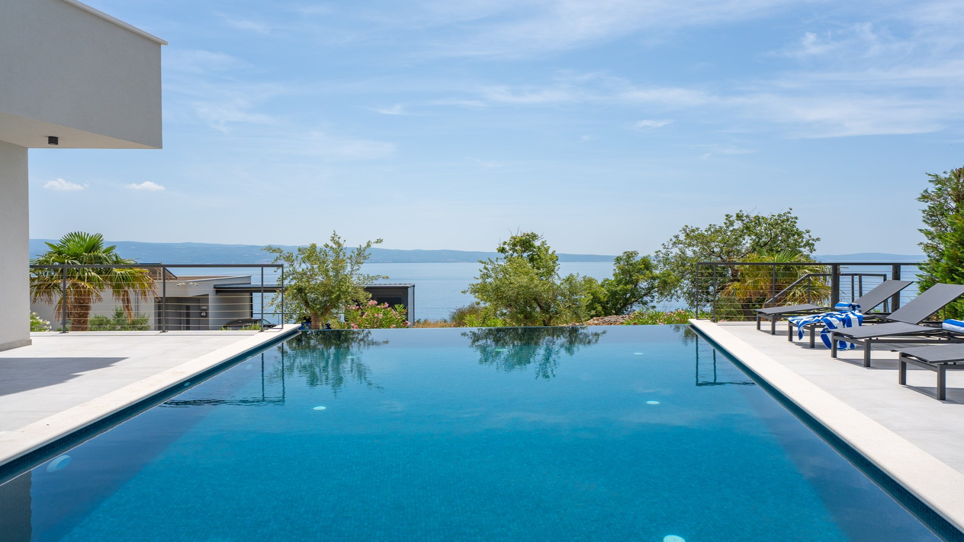 Villa mit 4 Schlafzimmer mit eigenem Bad, beheizter 36 m² großer Pool