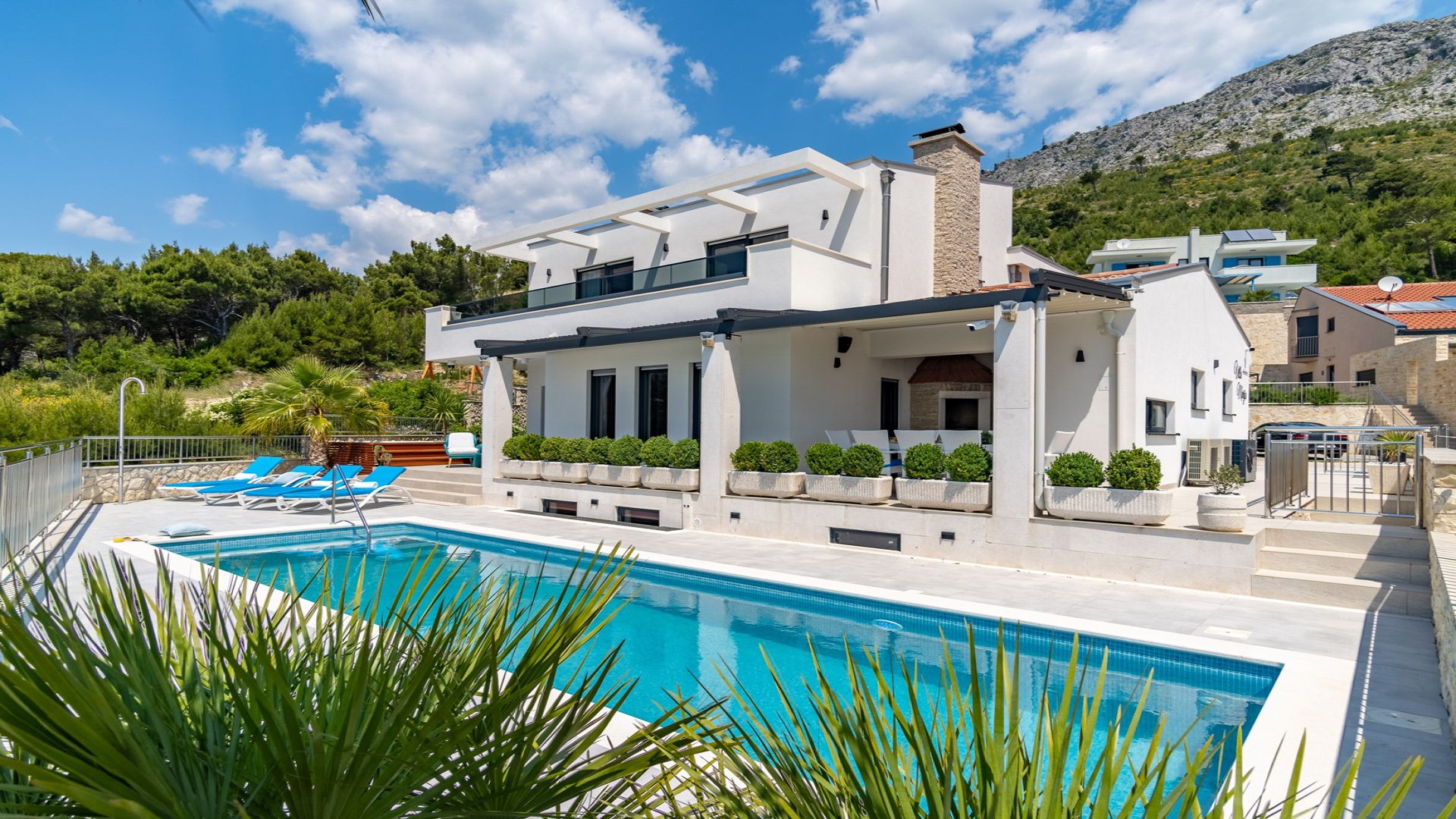Moderne Villa mit Pool und Meerblick