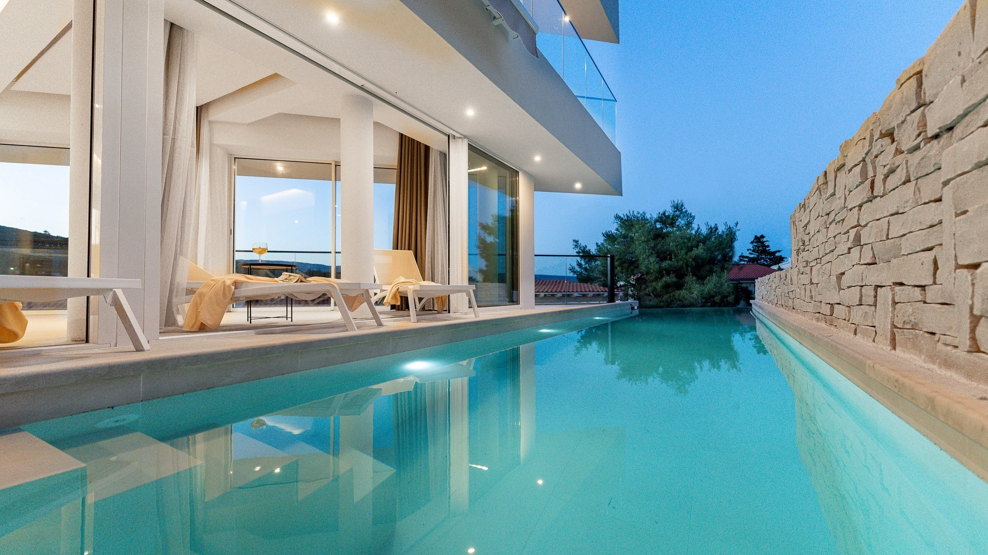 Moderne Villa mit Swimmingpool und Jacuzzi