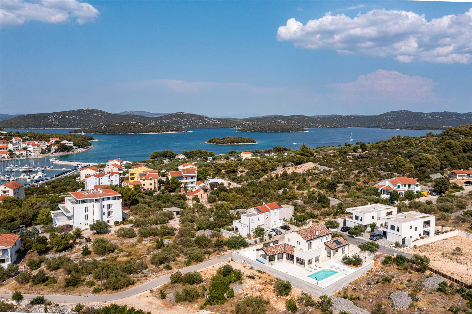 Villa mit Pool in Jezera | Klima, Sat-TV, Internet, Grill und Garten