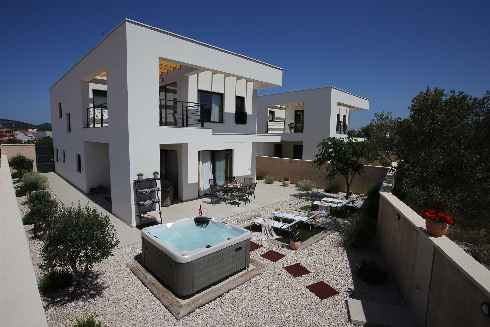 Villa in Jezera mit Whirlpool, Grill und Garten
